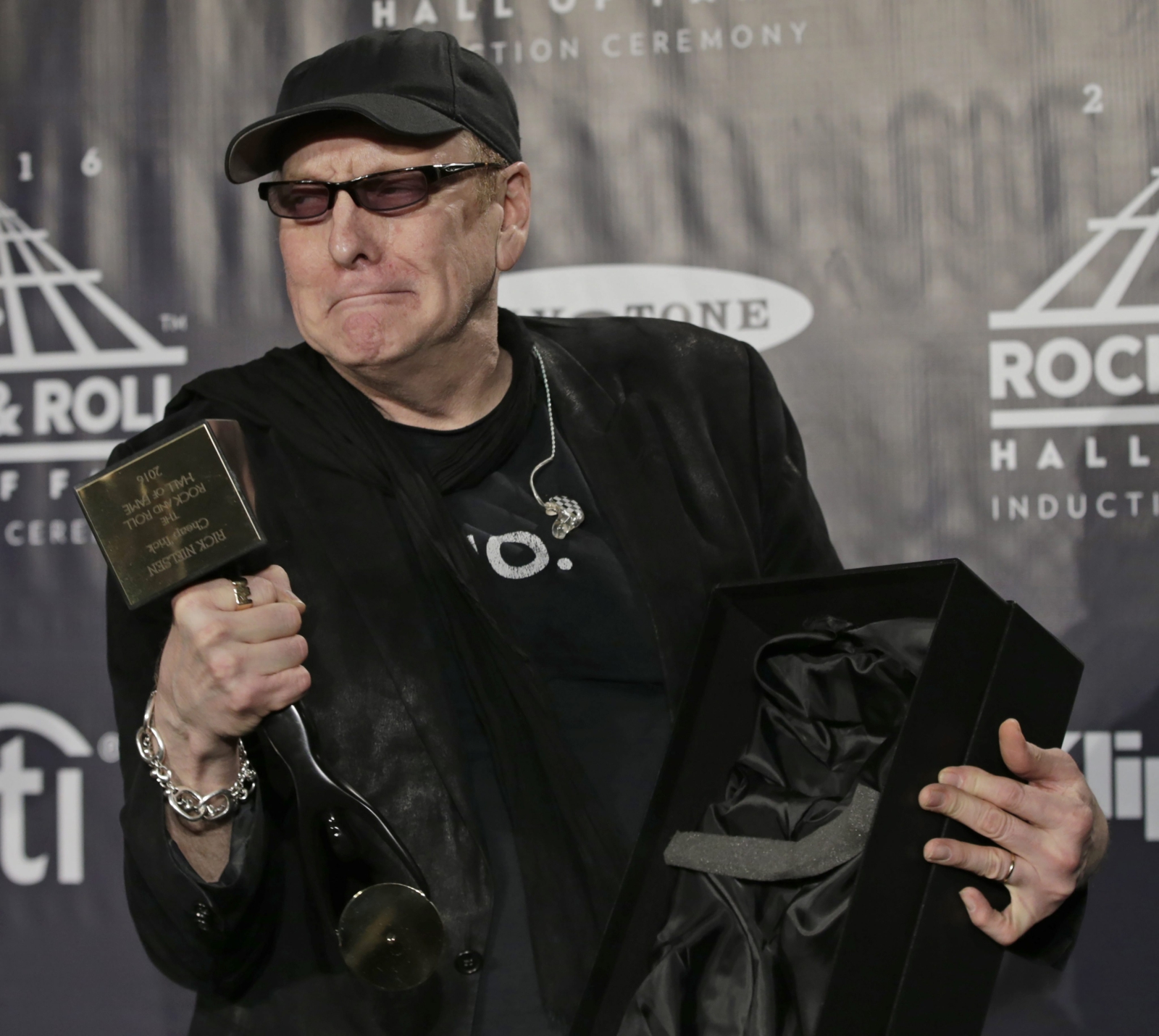 Rick Nielsen z grupy Cheap Trick podczas ceremonii wprowadzenia do Rock and Roll Hall of Fame
