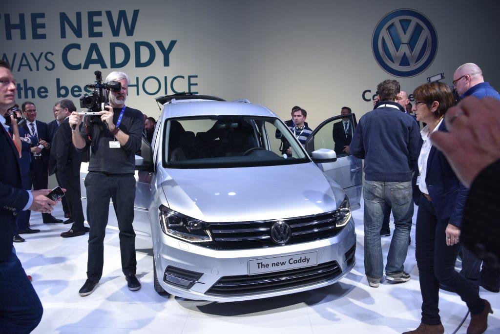 Najtańszy nowy volkswagen caddy (dostawczak) w Niemczech kosztuje od 14 785 euro netto (ponad 62 tys. zł). Od ok. 18 tys. euro brutto (po przeliczeniu - ok. 75 tys. zł) trzeba zapłacić za osobową odmianę conceptline, zastępująca dotychczasową podstawową startline. W obu przypadkach mowa o aucie napędzanym silnikiem 1.2 TSI/84 KM. <br></br> Co ciekawe, w Niemczech model caddy jest numerem jeden z niemal 43 proc. udziałem w rynku; nawet w Australii caddy jest liderem rynku. <br></br> W Polsce cenniki zostaną opublikowane w kwietniu, wtedy też dilerzy rozpoczną przyjmowanie zamówień. W trzecim kwartale 2015 roku nowy volkswagen caddy trafi do polskich salonów.