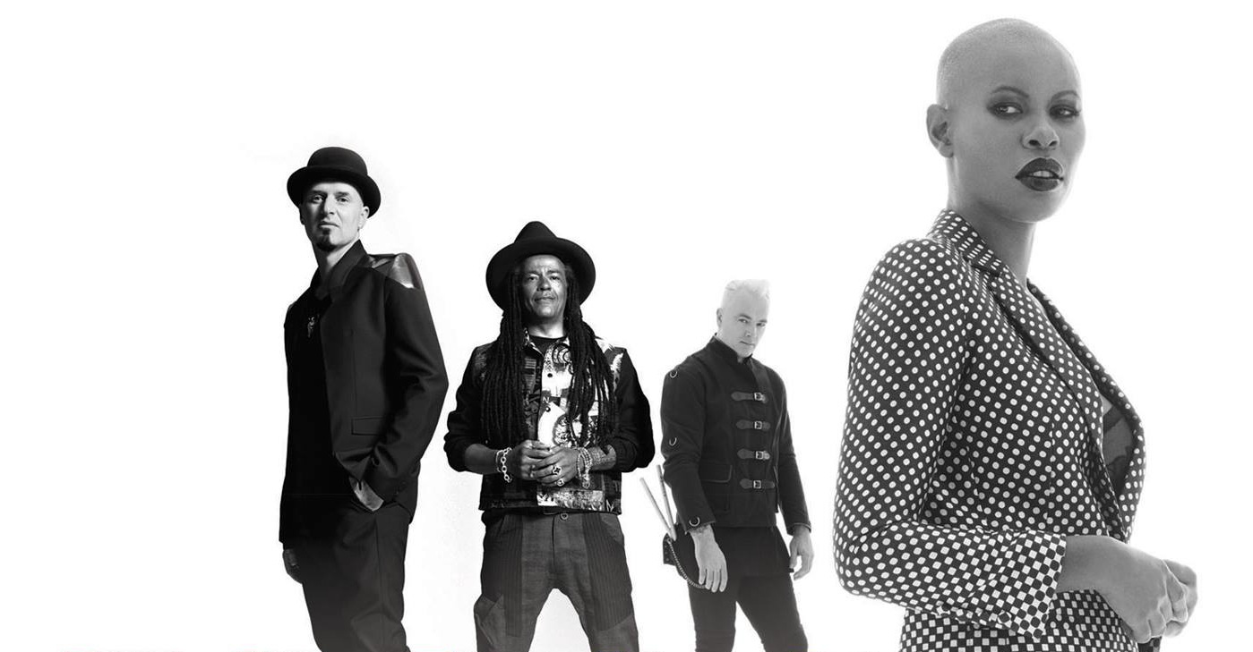 Był rok 1994, sam środek ekspansji Britpopu. A oni grali inaczej i mieli wokalistkę, która swoją charyzmą pożerała Damona Albarna i Noela Gallaghera. Skin i Skunk Anansie swój pierwszy koncert zagrali w marcu, 22 lata temu. Błyskawicznie podpisali kontrakt płytowy i jesienią 1995 roku cieszyli się z debiutanckiego albumu.<br> Soczyste, rockowe brzmienie, będące alternatywą nie tylko z nazwy, ale przede wszystkim wobec aktualnych trendów, sporo kontrowersji, no i Skin na wokalu – to była gwarancja sukcesu. Kolejny album zespołu