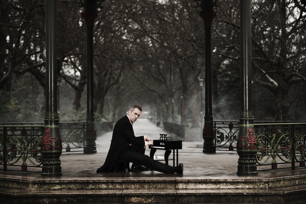 Hugh Laurie na zdjęciach z sesji do