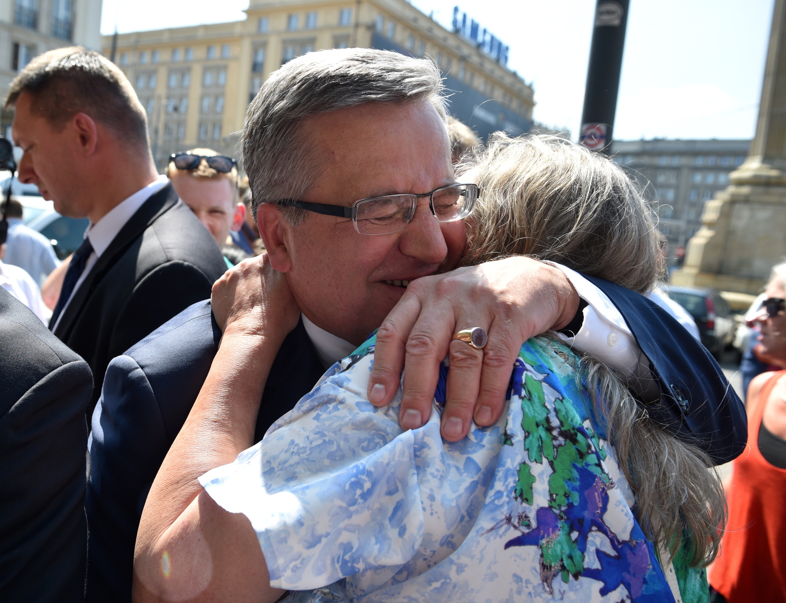 Prezydent Bronisław Komorowski podczas pożegnania z mieszkańcami stolicy na placu Konstytucji w Warszawie