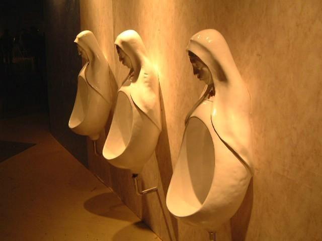 Chińczycy poszli jeszcze o krok dalej. Po tym jak, w 1917 roku francuski artysta Marcel Duchamp wystawił pisuar w galerii sztuki, ci zainstalowali pisuary w kształcie kobiecego popiersia. Jakby tego było mało; postanowili zbudować największą toaletę świata. W Chongqing (środkowe Chiny) szalet miejski ma 3 tys. mkw. i tysiąc pisuarów!