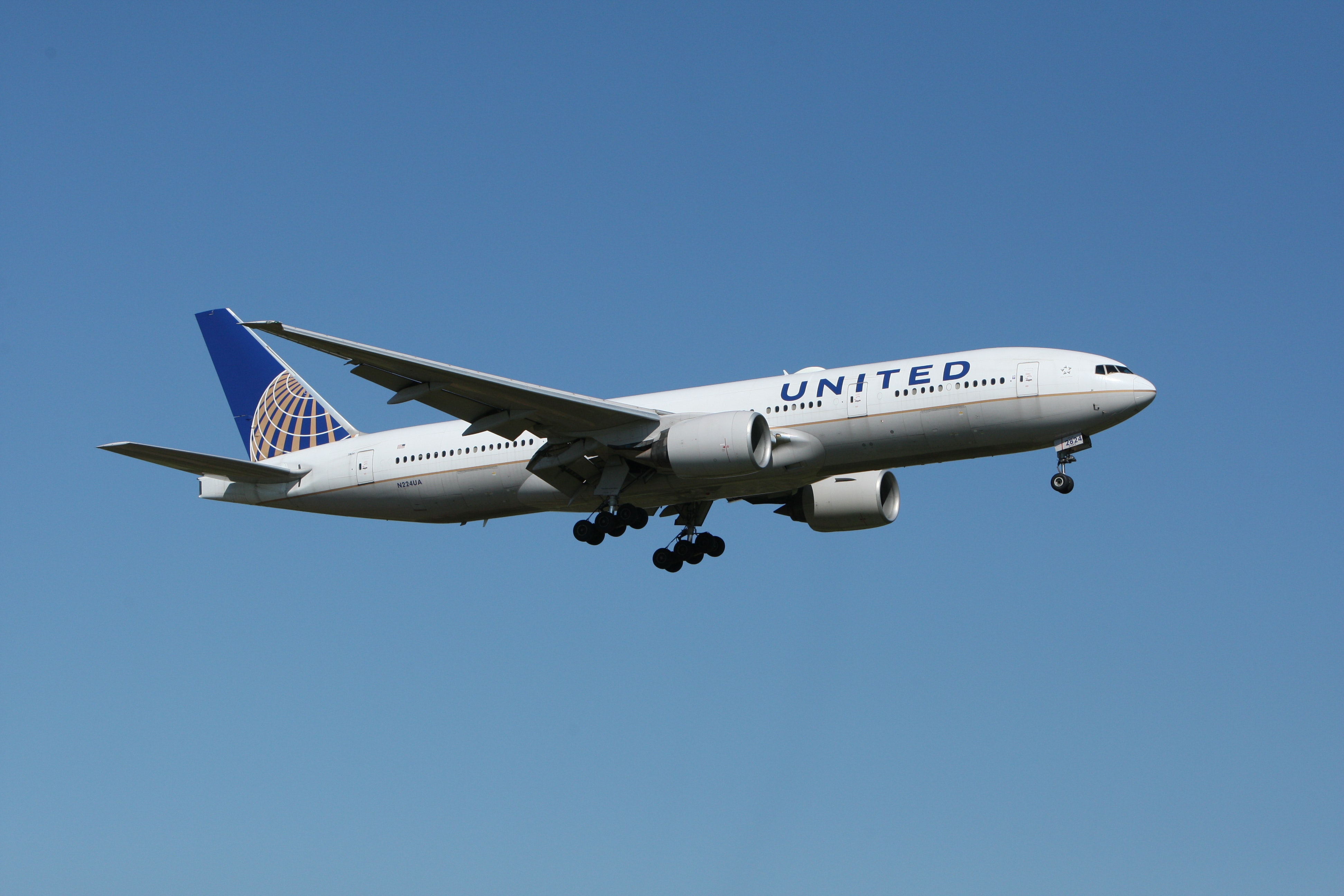 Döbbenetes, a leszállás előtt hagyta el a vészcsúszdát a United Airlines egyik járata: egy ház kertjében találták meg