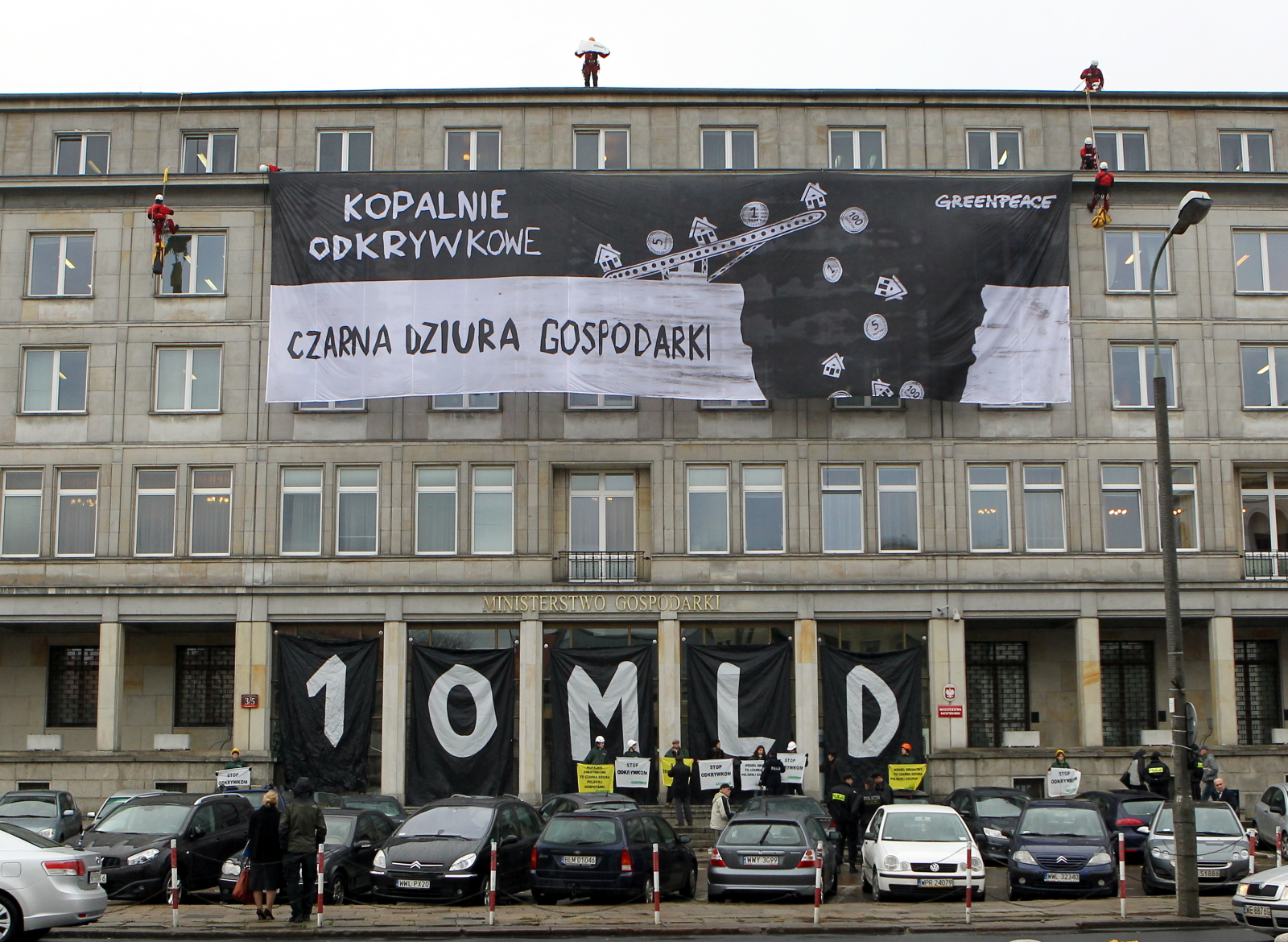 Protest Greenpeace przeciwko budowie nowych odkrywkowych kopalnii węgla brunatnego, na budynku Ministerstwa Gospodarki w Warszawie