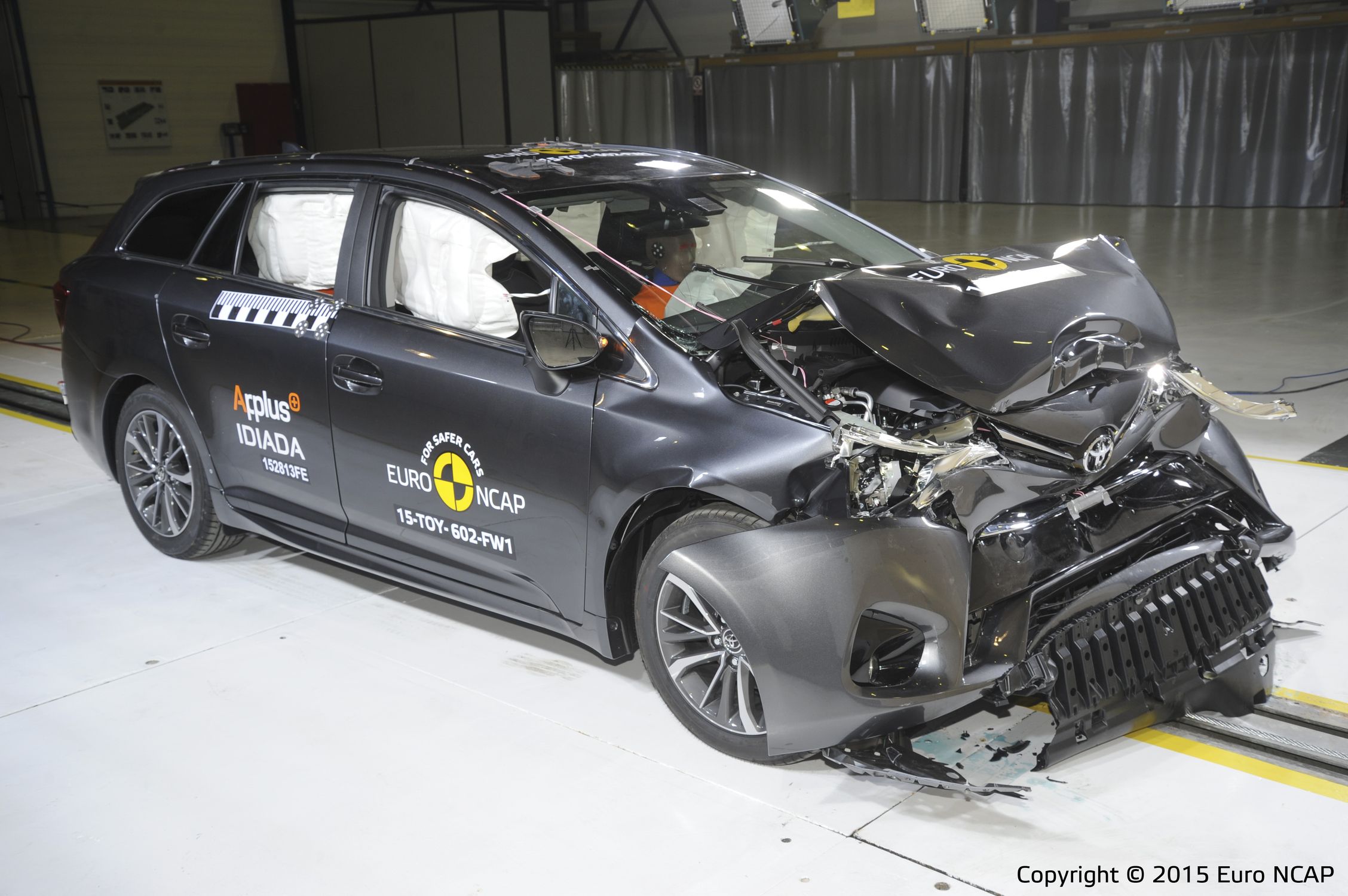 Podobnie nowa toyota avensis zdobyła najwyższą ocenę 5 gwiazdek w teście bezpieczeństwa Euro NCAP. Nowy avensis uzyskał wynik 93 proc. za ochronę kierowcy i dorosłych pasażerów, 85 proc. za ochronę dzieci, 78 proc. za ochronę pieszych oraz 81 proc. za systemy bezpieczeństwa czynnego.