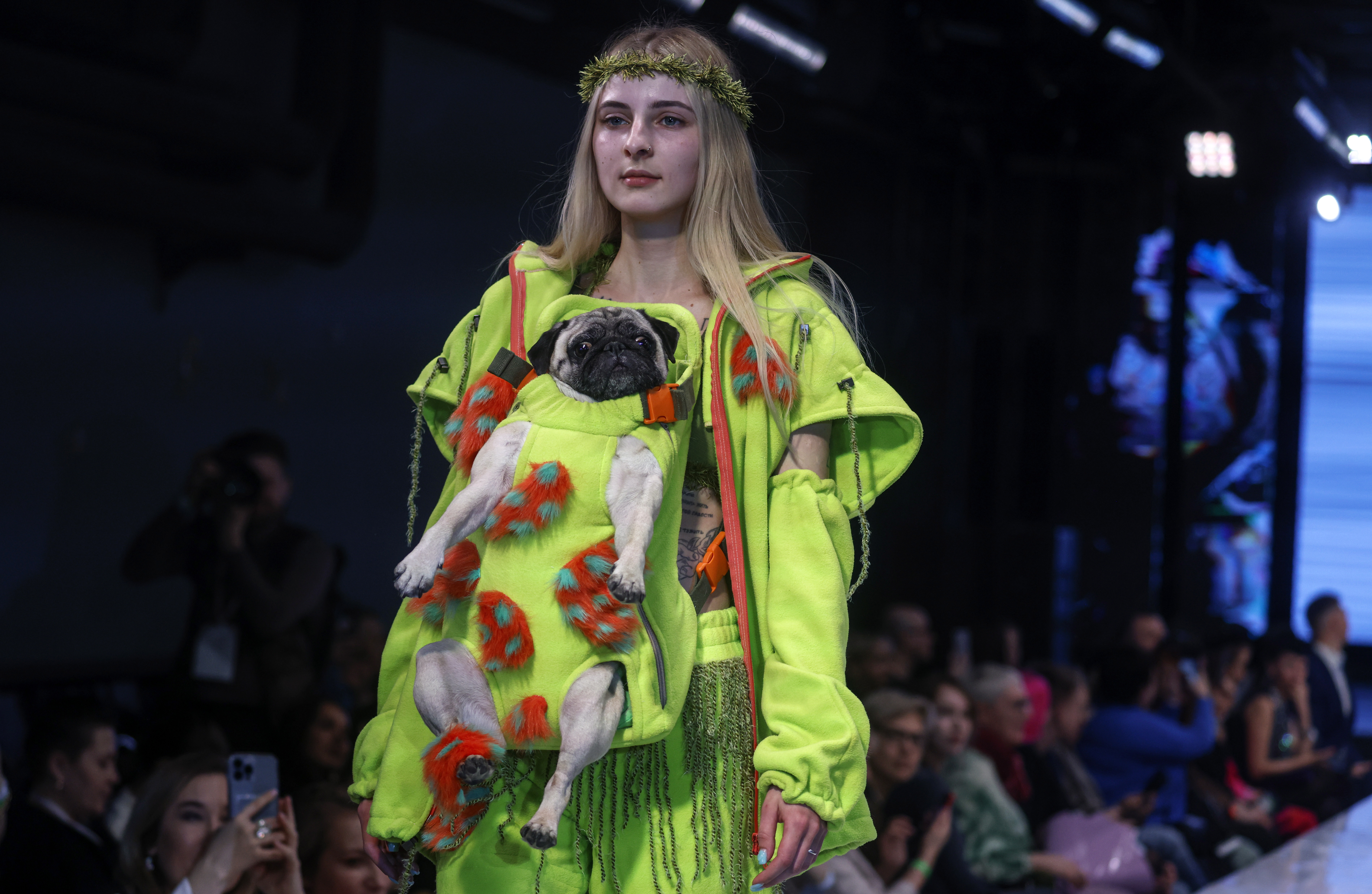 Elképesztő ruhakölteményeket mutattak be a moszkvai Volga Fashion Weeken – fotók
