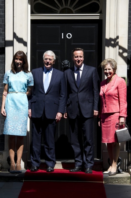Samanth i David Cameronowie oraz Norma i John Major