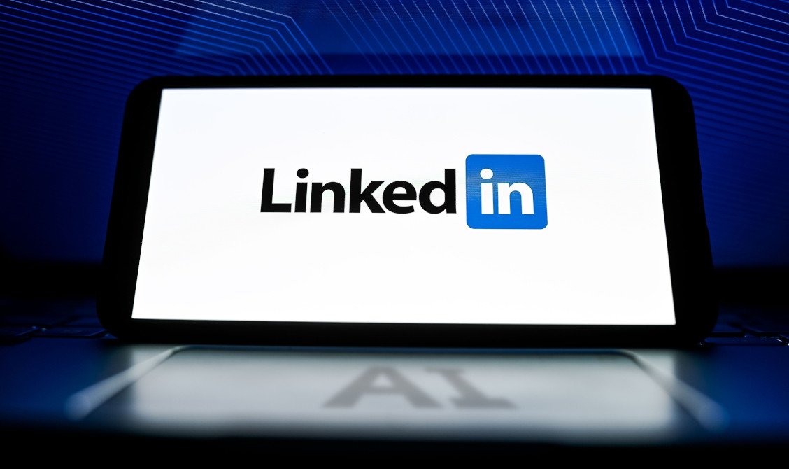 Használja a LinkedIn-t? Figyeljen, mert a platform mesterséges intelligenciával bővíti az állásajánlatok és profilok írását