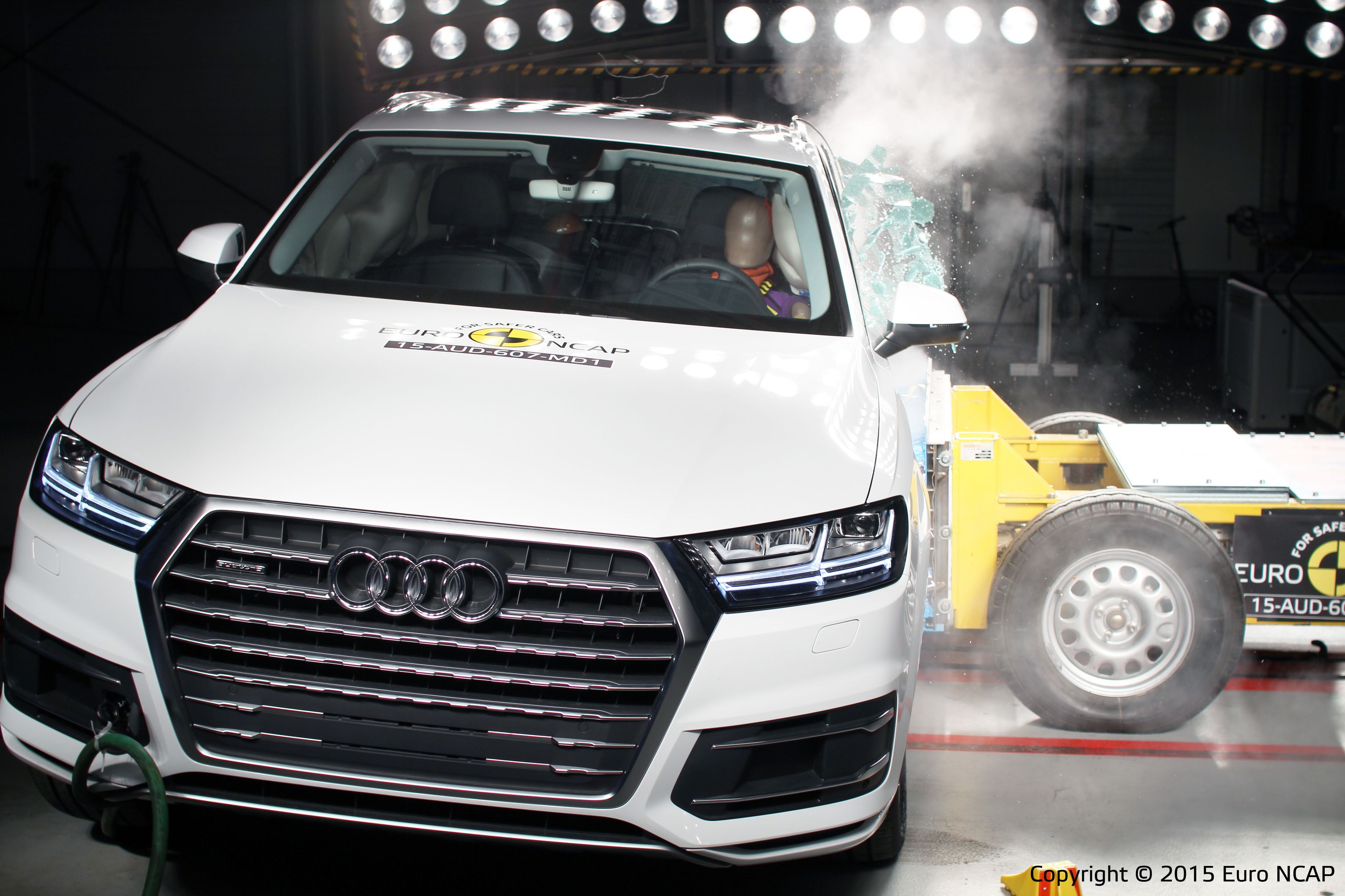 Nowe Audi Q7 zdobyło najwyższą notę bezpieczeństwa - pięć gwiazdek. Eksperci Euro NCAP podkreślają, że wyniki testów bezpieczeństwa pasażerów dorosłych w teście zderzeniowym czołowym i bocznym, testów ochrony pieszych oraz bezpieczeństwa dzieci pokazują, że najnowszy SUV jest jednym z najbardziej bezpiecznych samochodów w swojej klasie.