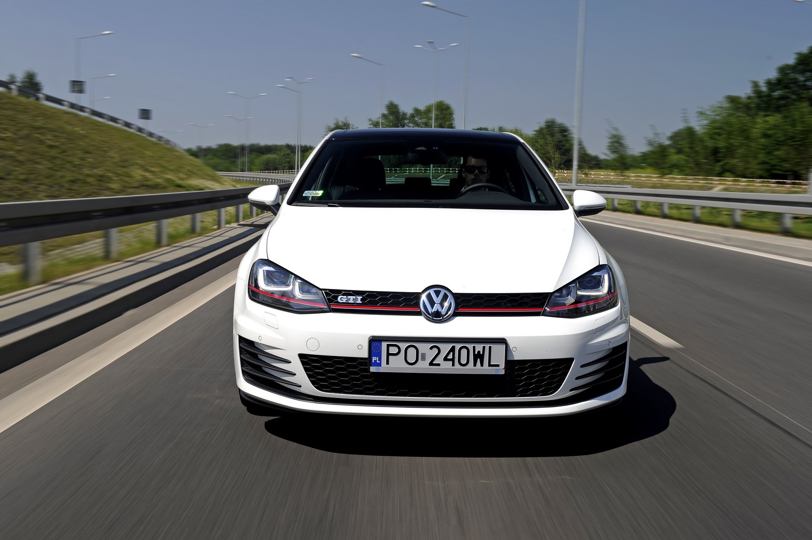 Ponadto nowy Golf GTI może być wyposażony w system Dynamic Light Assist, który doświetla zakręty i zapobiega oślepianiu innych uczestników ruchu, system rozpoznawania znaków drogowych, asystenta parkowania równoległego i prostopadłego, który dodatkowo pomoże wyjechać z ciasnego miejsca parkingowego i szybę z powłoką odbijającą promieniowanie podczerwone. Zimą funkcja ta zapobiega parowaniu szyby i przyspiesza jej odmrażanie. Latem nowa przednia szyba ogranicza nagrzewanie wnętrza powodując, że klimatyzacja może pracować z mniejszą mocą.