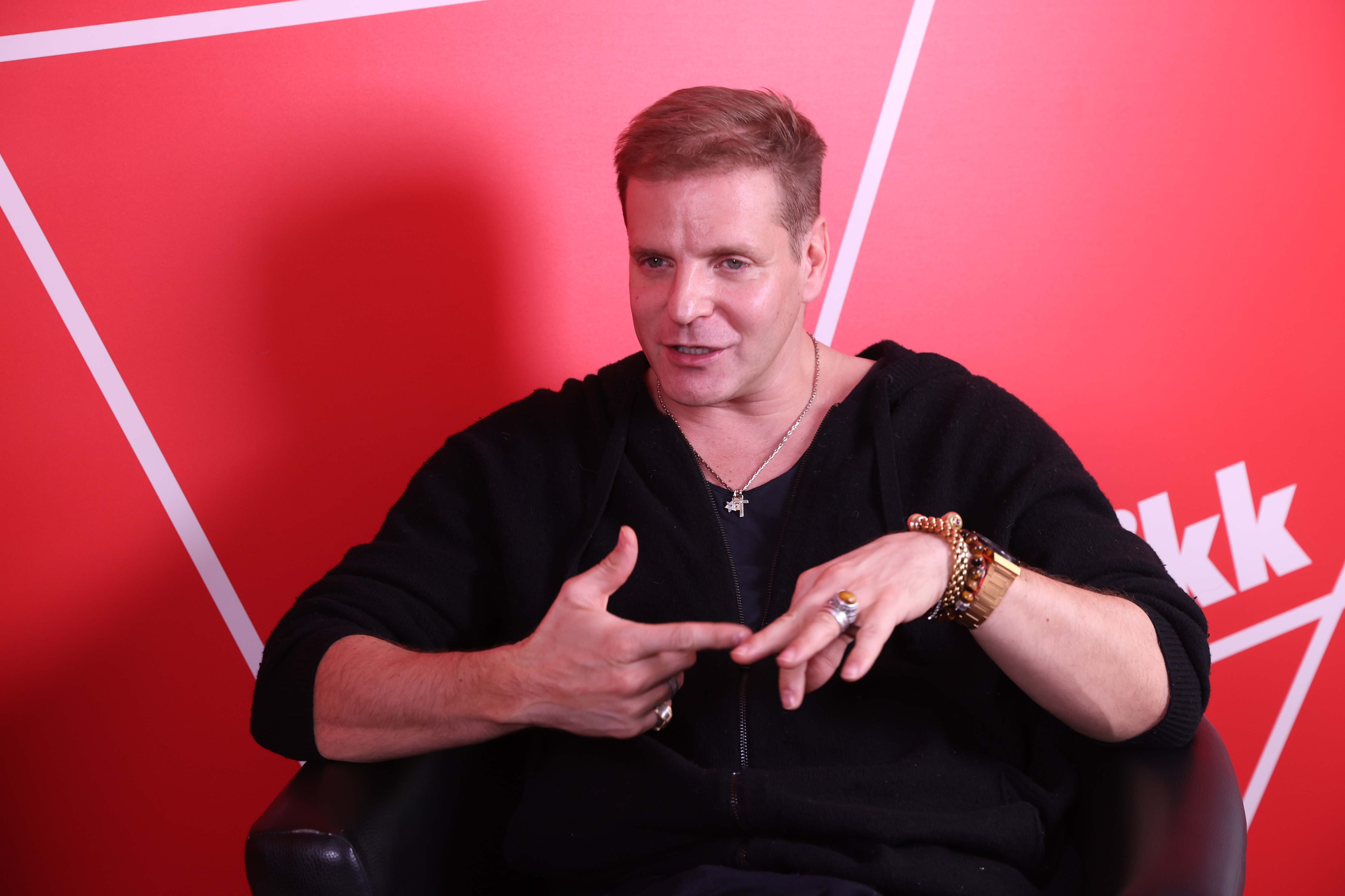 Kajdi Csaba kirúgta a széket a magyar celebek alól:  "Bezzeg amikor a gyereket kell a címlapon megmutatni, akkor azért jó a sajtó"