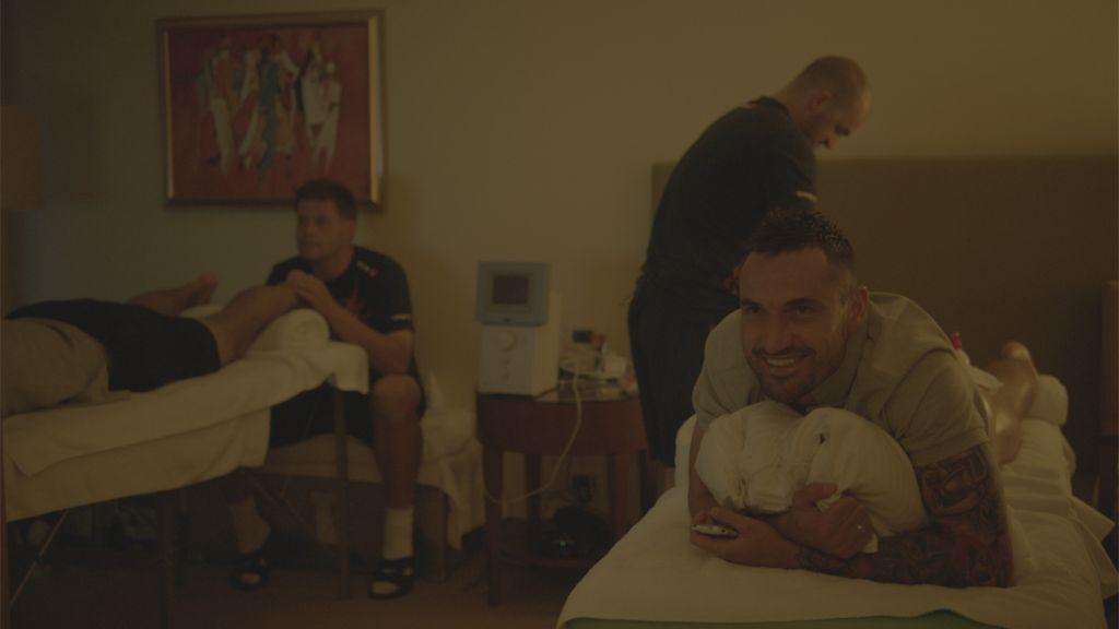 – Marcin Wasilewski chyba najbardziej w polskiej reprezentacji przeżywa porażkę. On nie może pogodzić się z tym, że ludzie dalej klaszczą, choć powinni gwizdać. Wstydzi się przed kibicami i nie rozumie ich postawy. Wybrałem go ze względu na to, że to najstarszy zawodnik w drużynie, postać charyzmatyczna – tłumaczył Koszałka