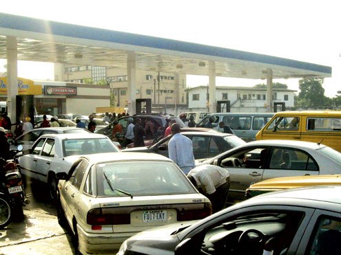 A fuel queue in a Nigerian petrol station (NAN)