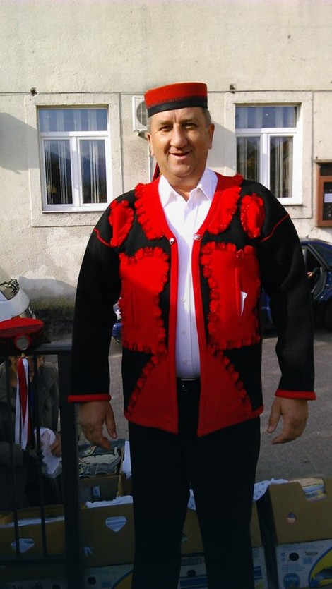 Da svedemo stvari na tradiciju, folklor i svečane akademije