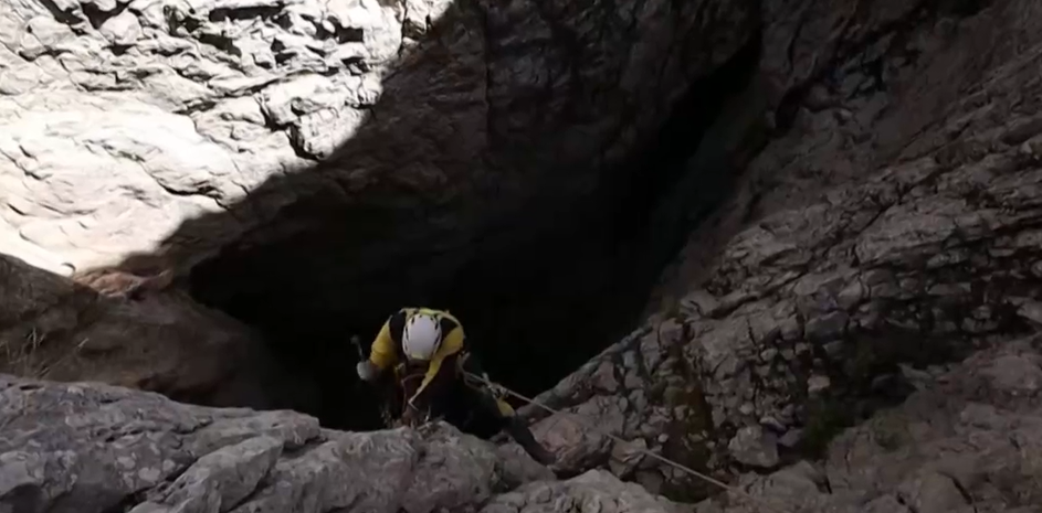 „Senki nem pánikolt és tudtuk mit kell tennünk” – Megszólalt a magyar fotós, aki az amerikai barlangász mellett volt, amikor az rosszul lett – videó