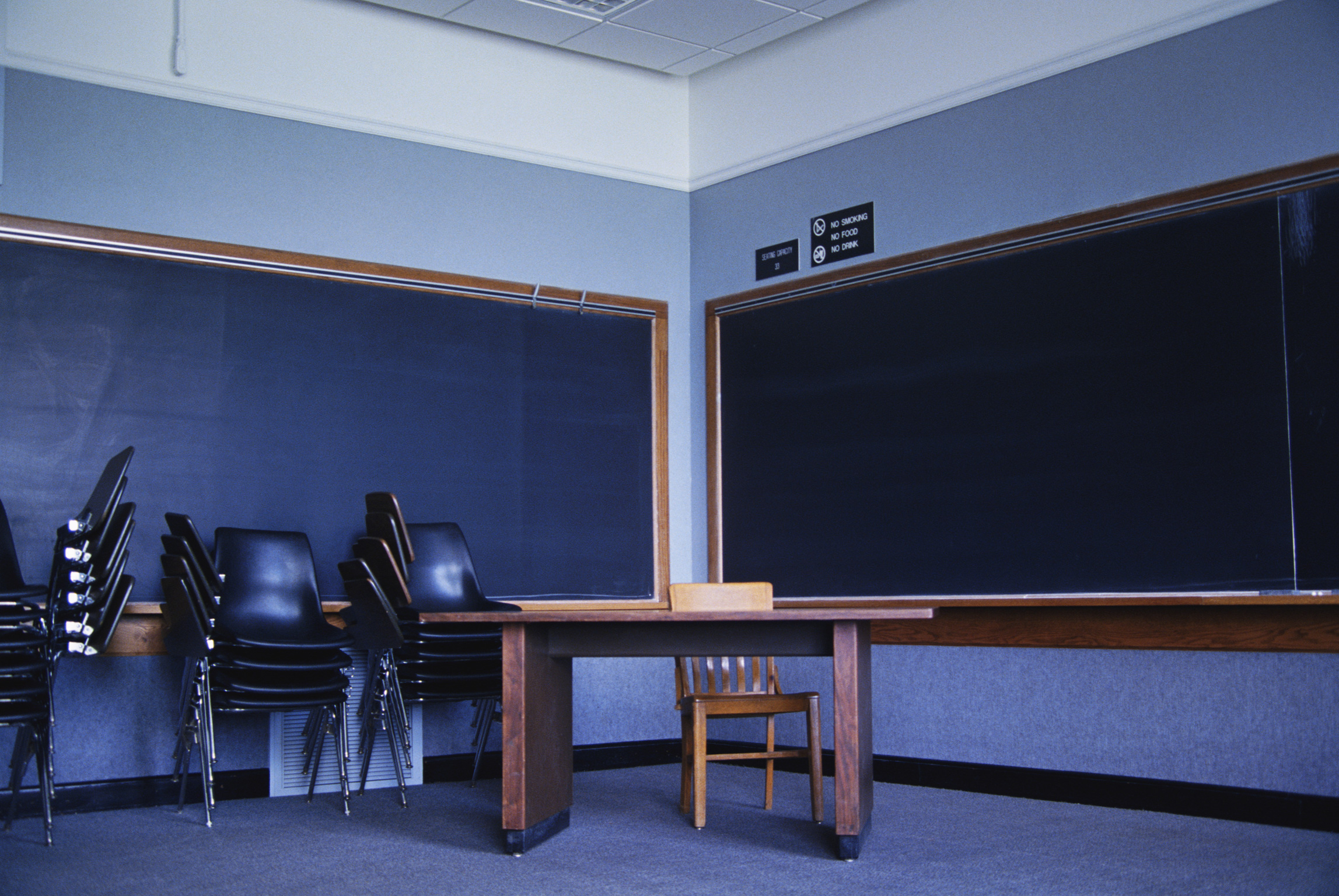 Tragédia: tanítási időben zuhant le egy 15 éves fiú az iskola tetejéről – Emberölés gyanúja miatt indult eljárás