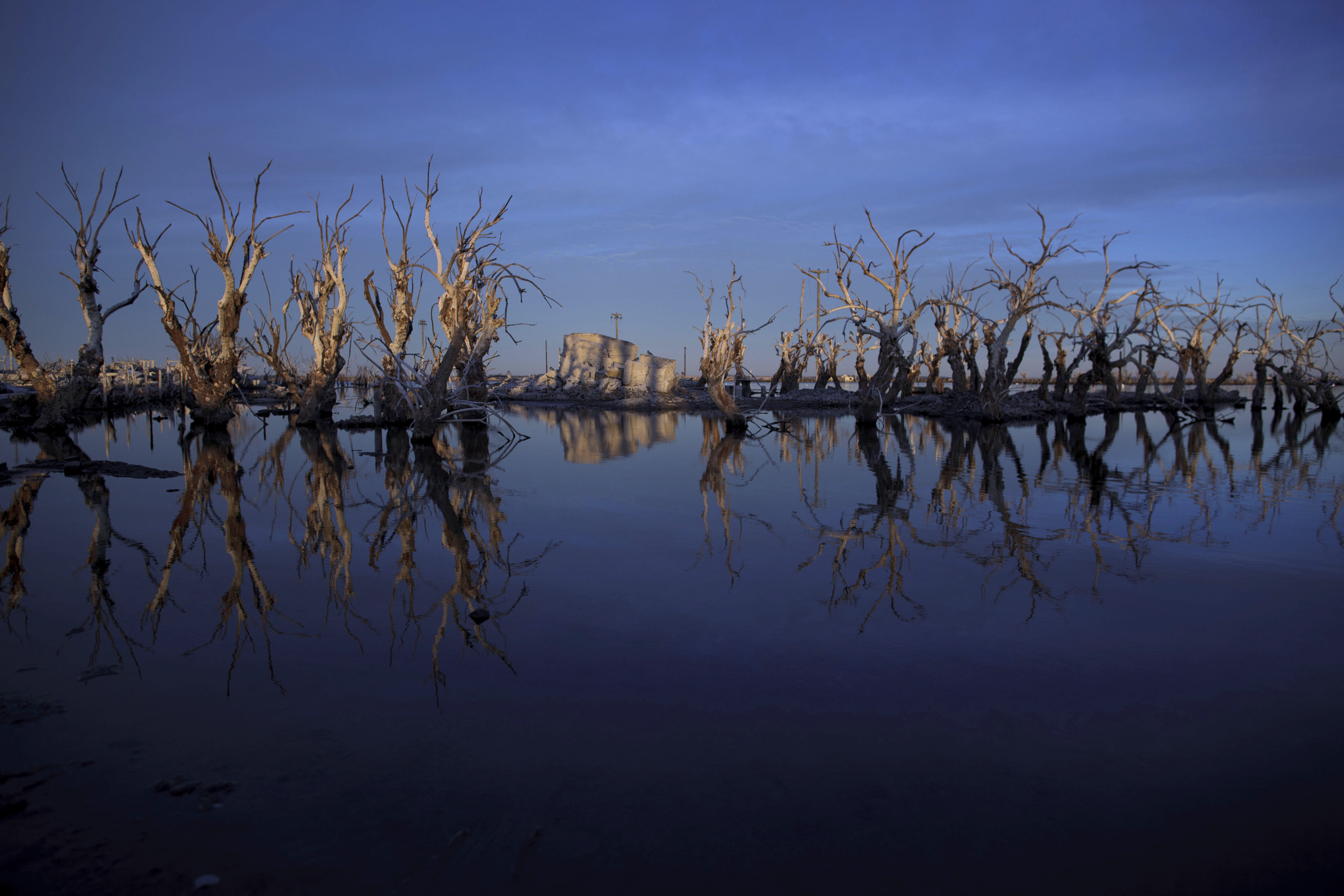W szczycie sezonu turystycznego przed laty do Epecuen przyjeżdżało nawet 200 tysięcy turystów. Miasteczko zamieszkiwało wówczas około 1500 osób