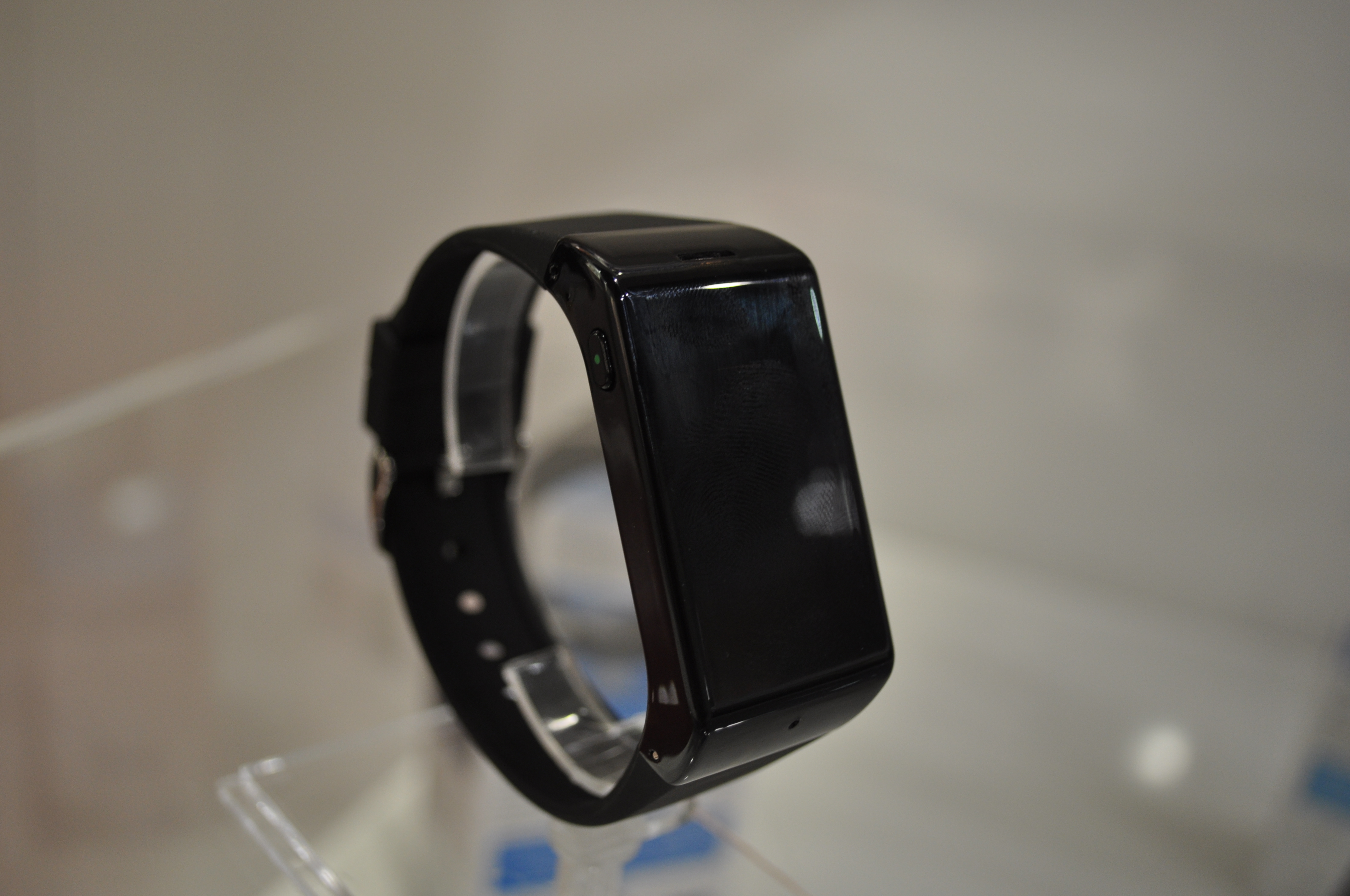 To męska wersja MyKronoz. Kosztuje około 300 złotych, co sprawia, że droższy Samsung Gear traci sporo na atrakcyjności.