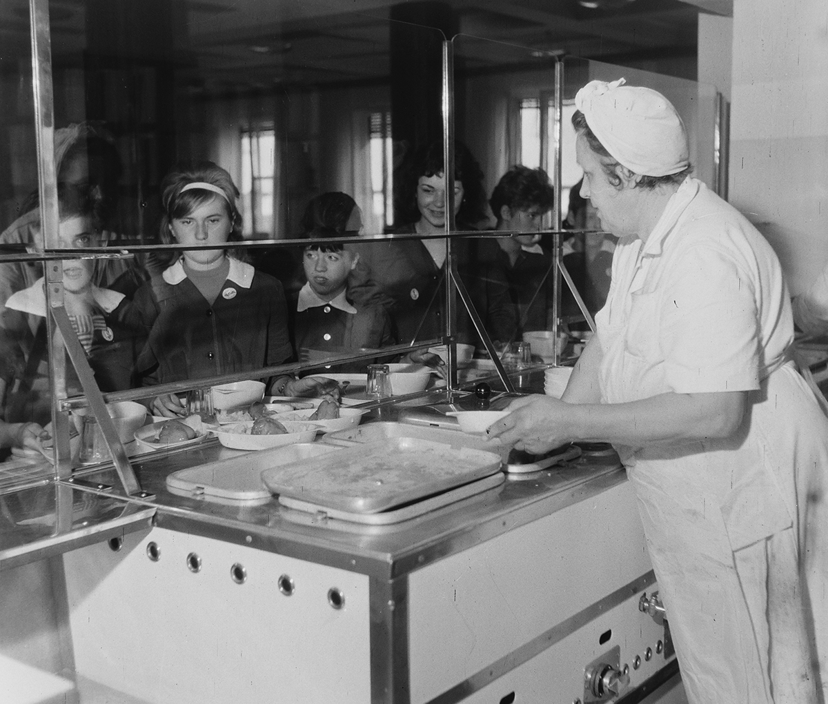 Retro: kakaómentes tejbegríz, híg húsleves, vizezett almalé – Így ettünk Kádár alatt az iskolai menzán