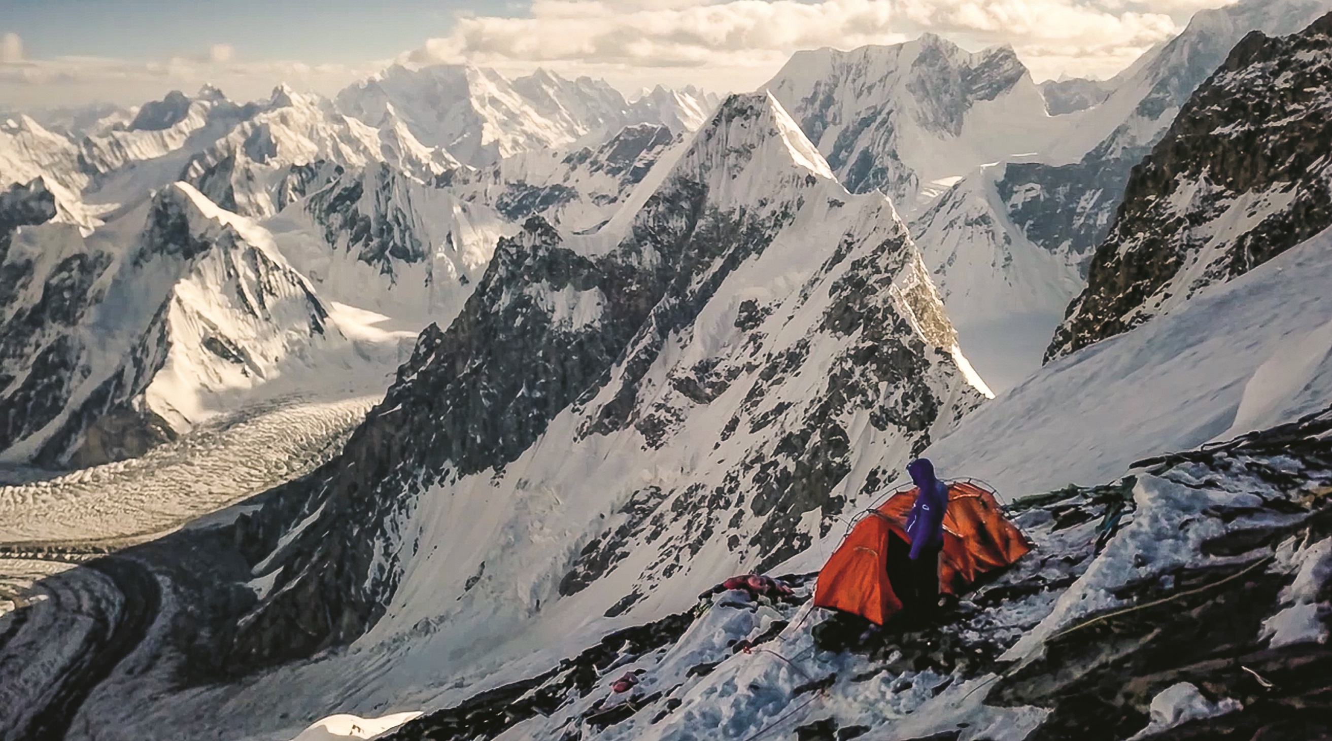 Andrzej Bargiel na K2 – podczas tej wyprawy dronem (kierowanym przez jego brata Bartka) trzeba mu było dostarczyć leki do obozu na wysokość 6900 m n.p.m.