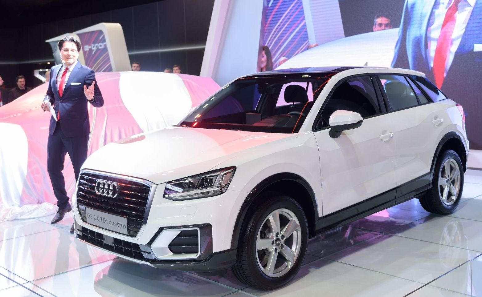 Premierowy pokaz w Polsce najnowszego Audi Q2 prowadzi dyrektor marki Audi Michał Bowsza