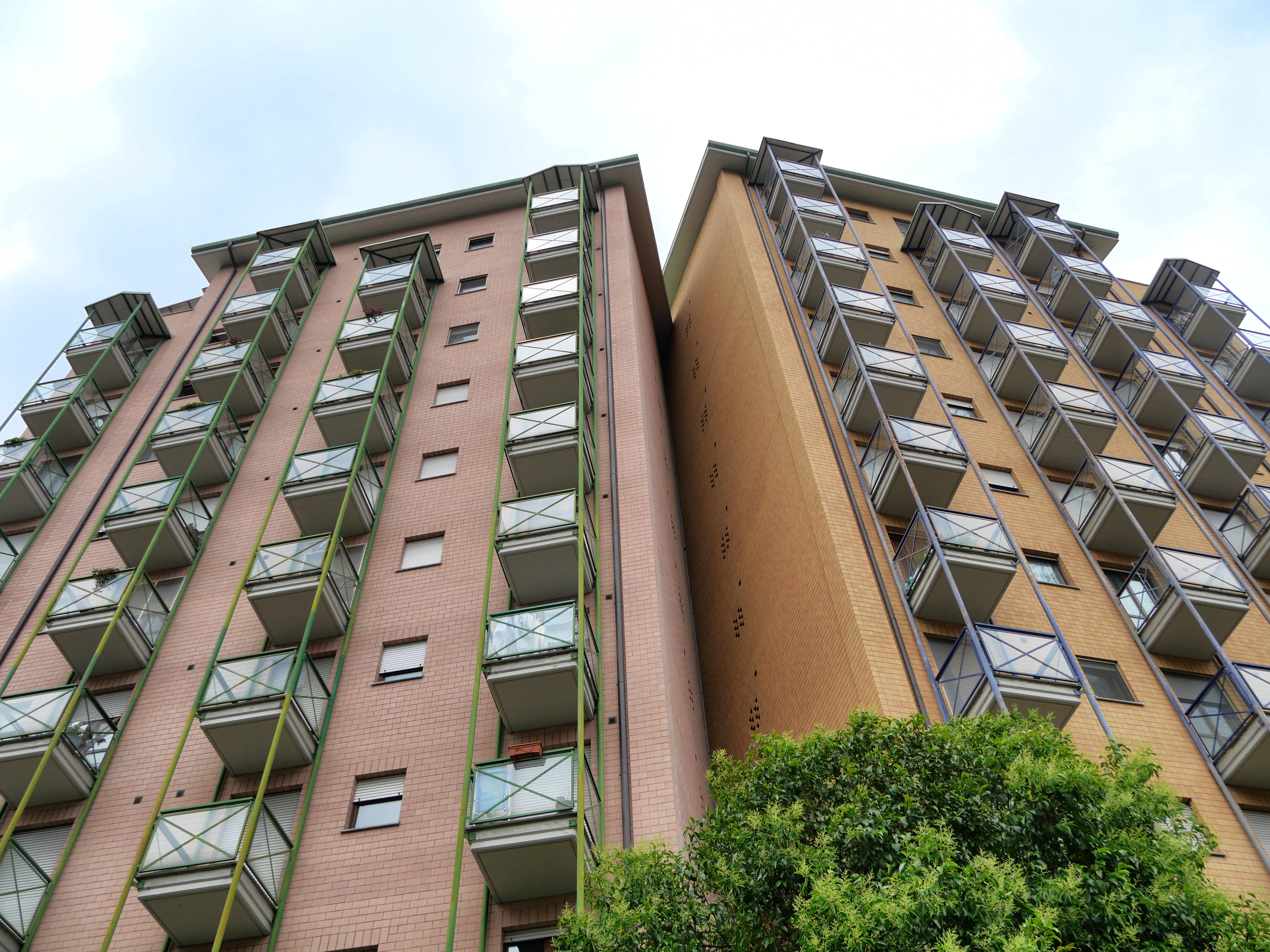 Kizuhant egy kislány egy ötödik emeleti lakásból Olaszországban, járókelő kapta el az utcán ‒ fotó