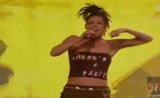 10. Nie obyło się bez skandali. W 2001 roku podczas pozakonkursowego występu formacja Aqua nawiązała do swego wielkiego hitu - „Barbie Girl”. Podczas niego wokalistka grupy była uprzejma wygłosić frazę „Fuck Off Ken” pokazując partnerowi z zespołu środkowy palec.