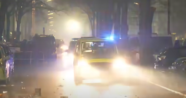 Fékevesztett erőszakká fajult a szilveszteri buli: több száz embert tartóztattak le a német és holland rendőrök – videó