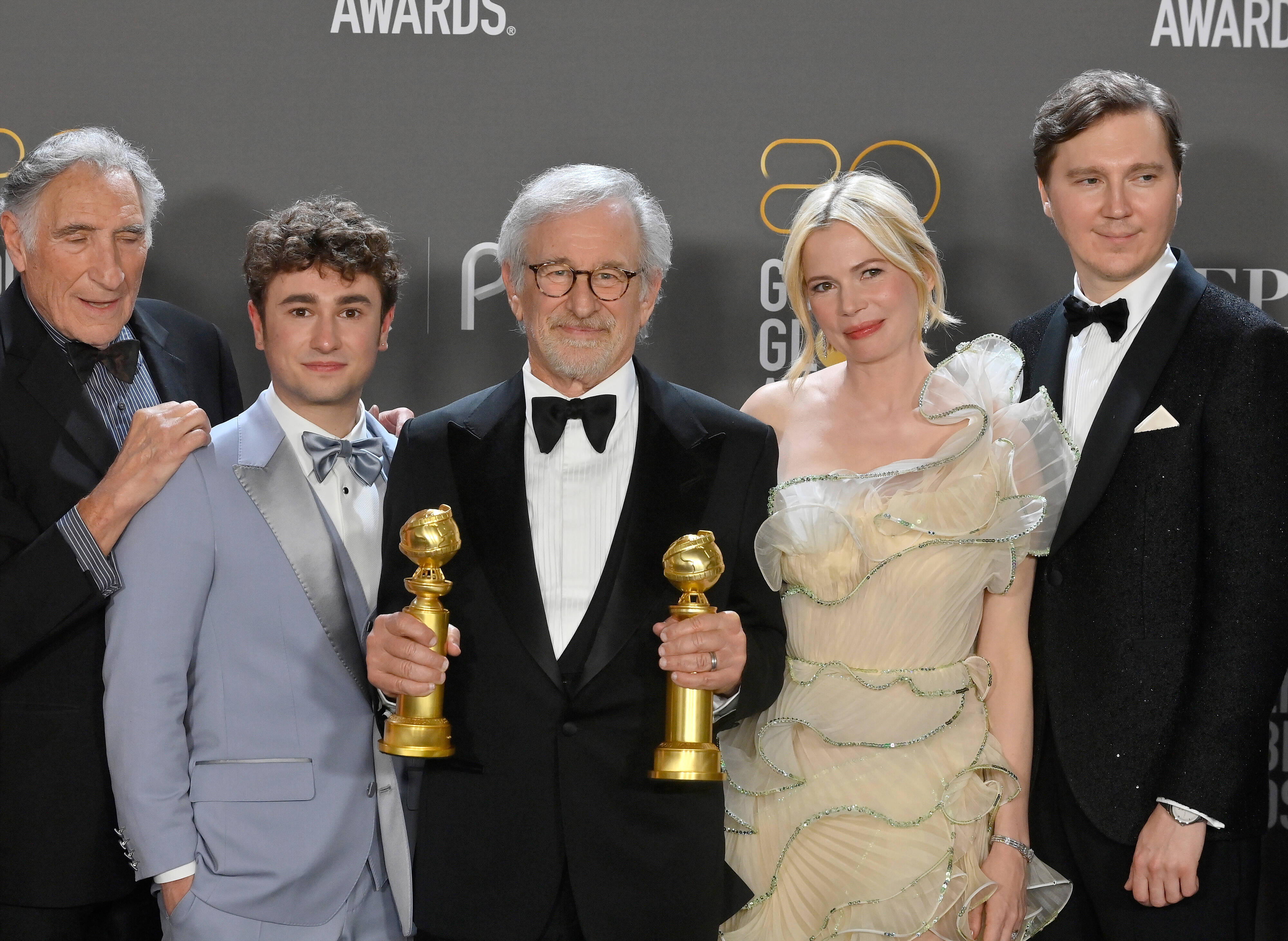 Złote Globy 2023. Na zdjęciu: Judd Hirsch, Gabriel LaBelle, Steven Spielberg, Michelle Williams, Paul Dano