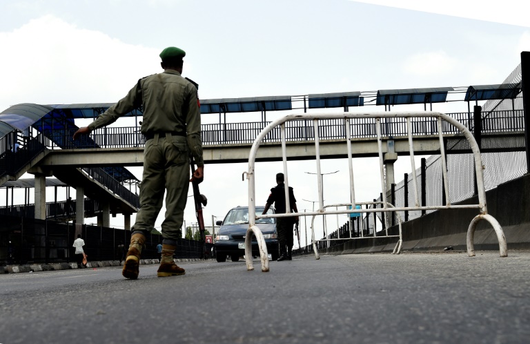 Illustrative photo of a police officer maintaining curfew during the COVID-19 lockdown (Wochit) 