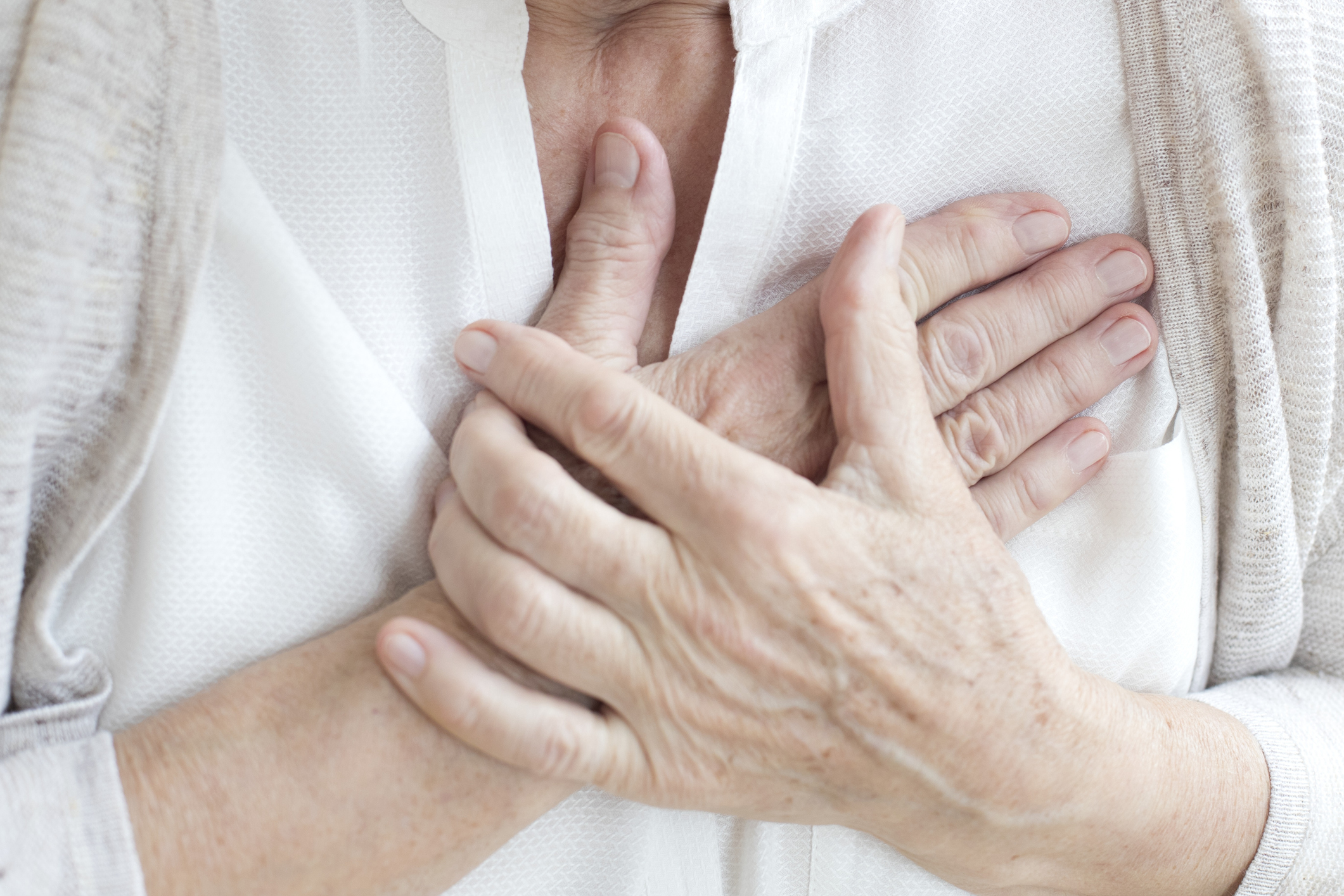 Vigyázat, ezek a szívinfarktus jelei! Tudd meg, mi a teendő szívinfarktus esetén!