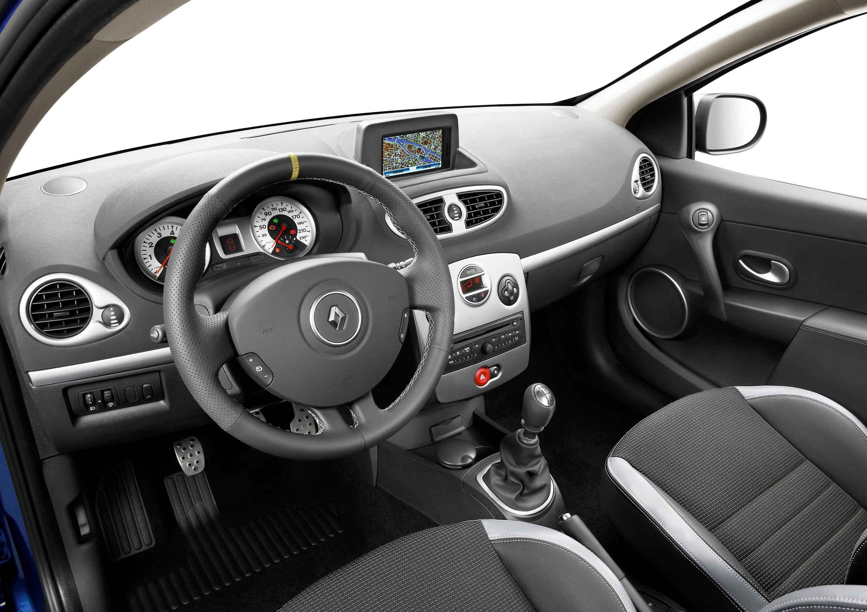 owością na liście dodatków do małego Renault jest nawigacja TomTom wymyślona specjalnie dla clio