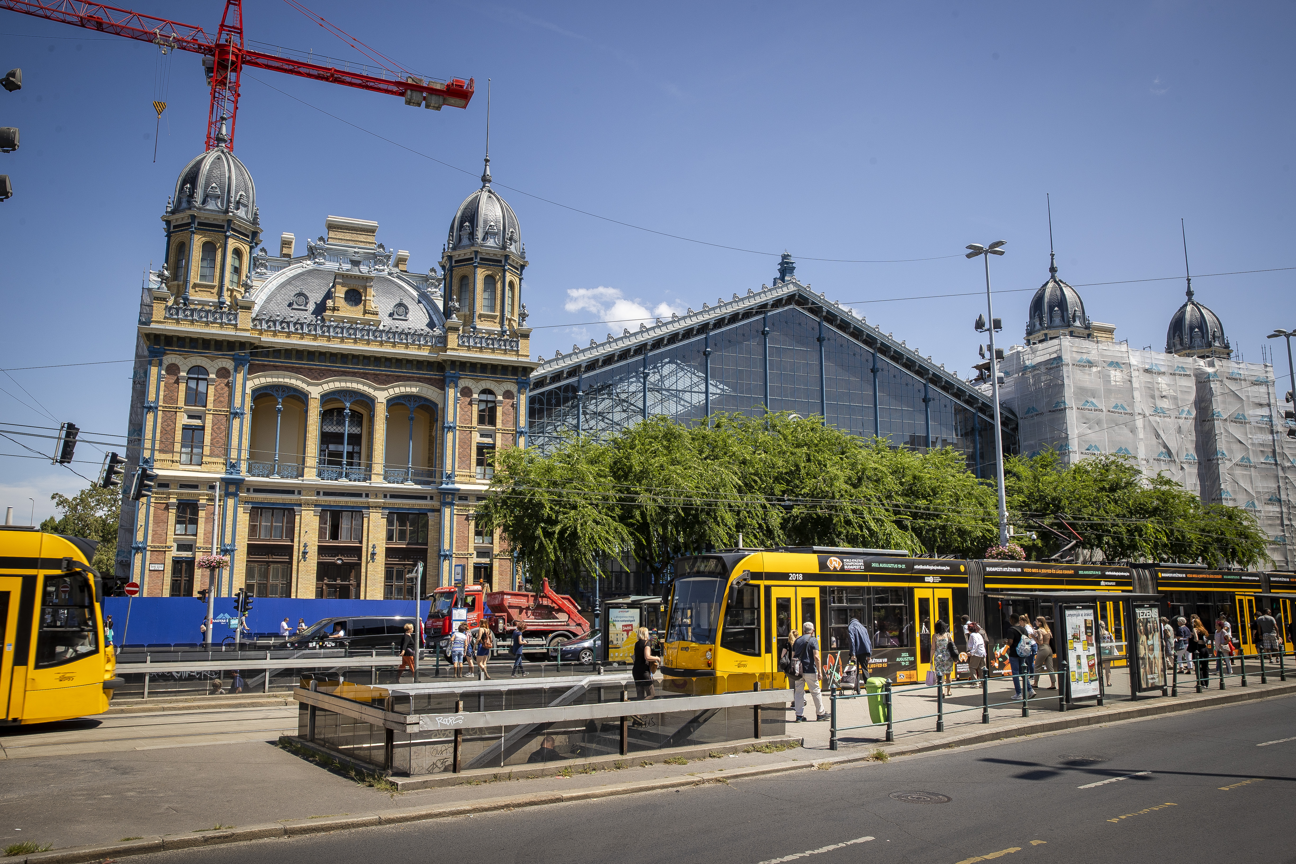 Tűz volt a Nyugatinál: az aluljáróban csaptak fel a lángok