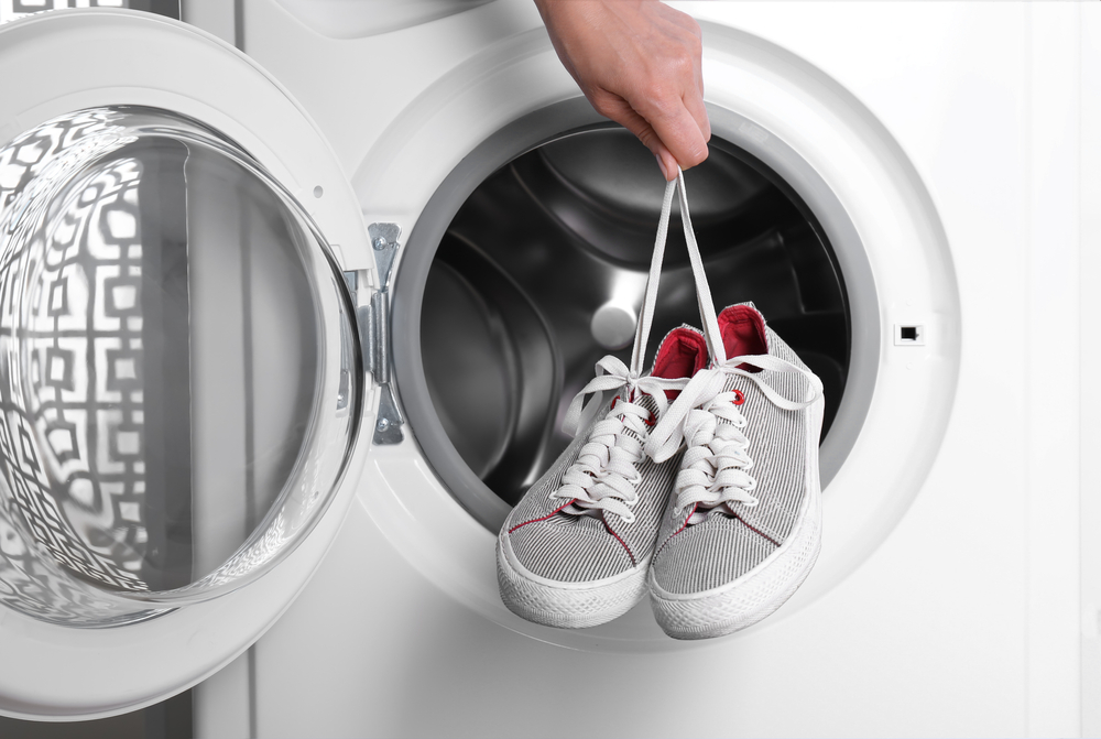 Jak prać buty w pralce, żeby ich nie zniszczyć? Wypróbuj ten trik - Dom