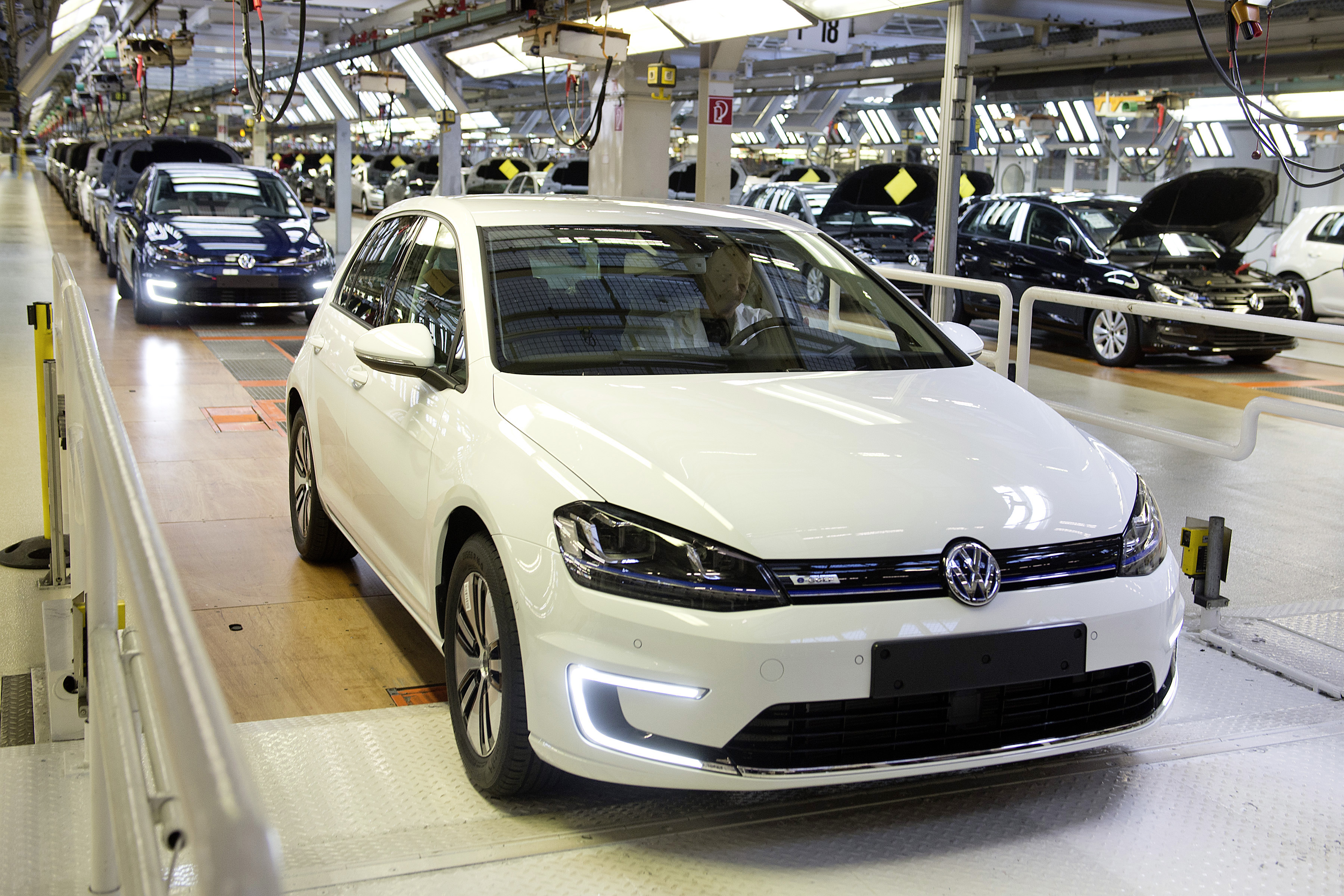 Elektryczny volkswagen e-golf zadebiutuje w Polsce w lipcu. Samochód jest napędzany silnikiem elektrycznym o mocy 85 kW/115 KM. Już w chwili uruchomienia kierowca ma do dyspozycji 270 Nm maksymalnego momentu. Auto po 10,4 sekundy osiąga 100 km/h. Prędkość maksymalna elektronicznie ograniczona wynosi 140 km/h.
e-Golf jest pierwszym Volkswagenem, w którym zastosowano reflektory LED. Koszty?
