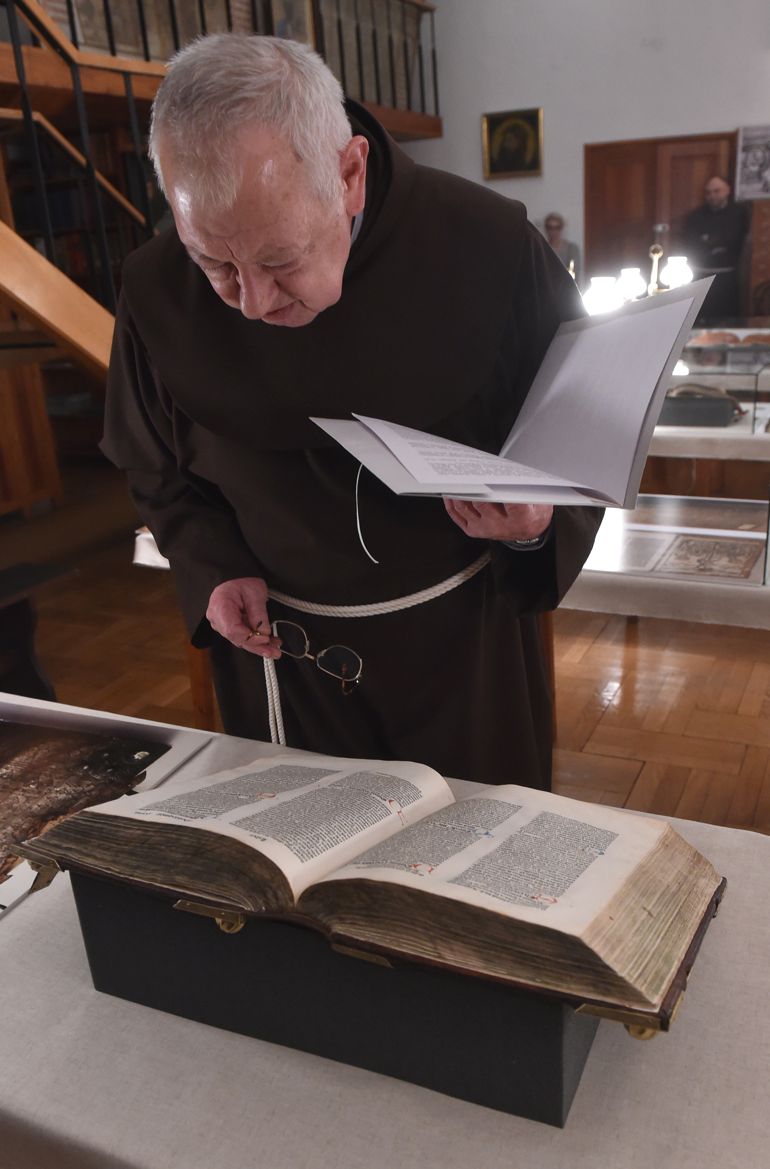 Dyrektor biblioteki ojciec Andrzej Pabian prezentuje unikatowe XV-, XVI- i XVII-wieczne starodruki oraz inkunabuły z zakonnego księgozbioru zostały zaprezentowane po konserwacji w czytelni Biblioteki i Archiwum Prowincji oo. Bernardynów w Krakowie