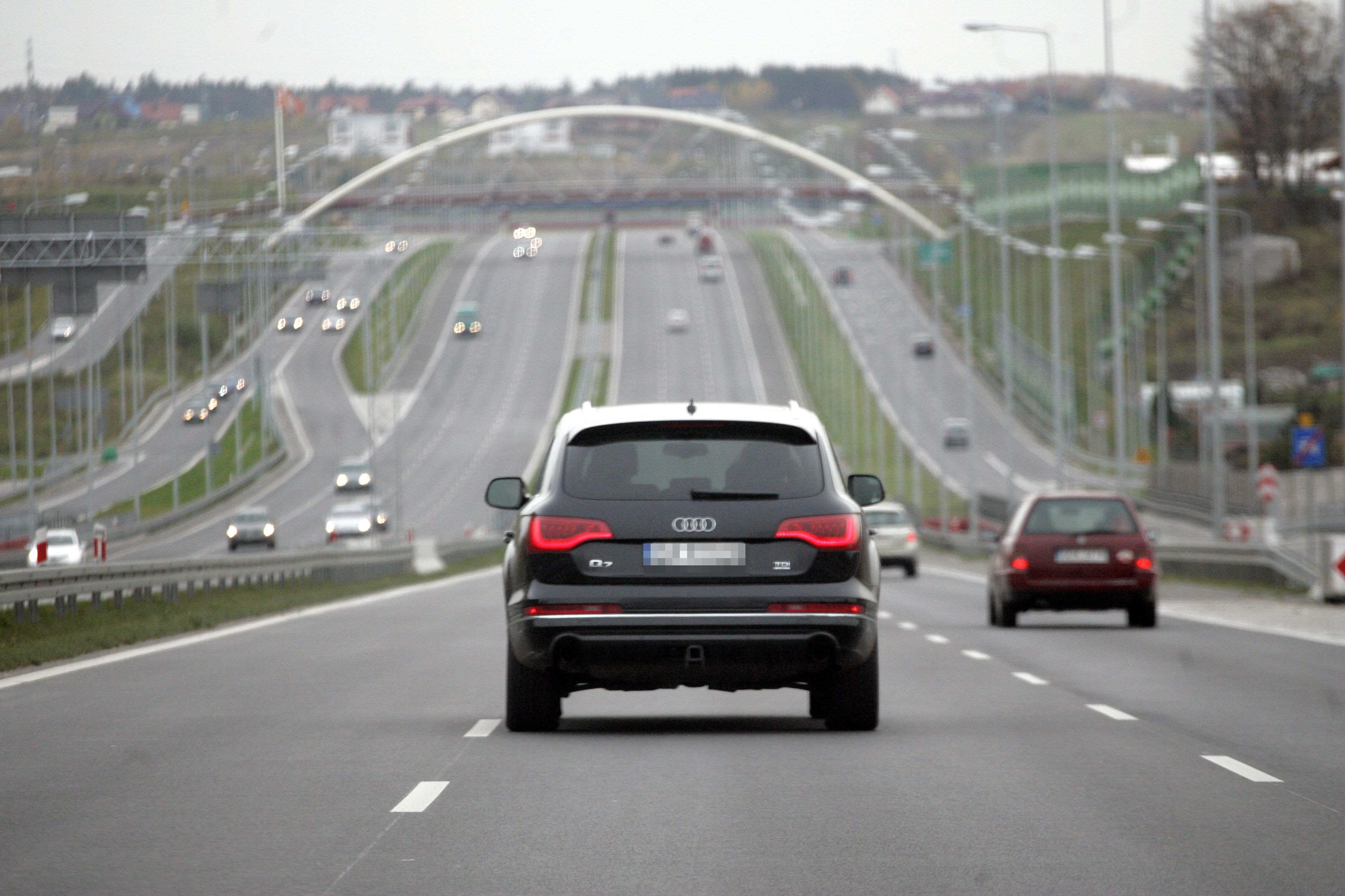 Dubieniecki, kiedy przesiadł się do BMW, oddał audi Q7 żonie Marcie Kaczyńskiej, która po jakimś czasie wymieniła audi również na SUV-a bawarskiej marki - było to BMW X1...