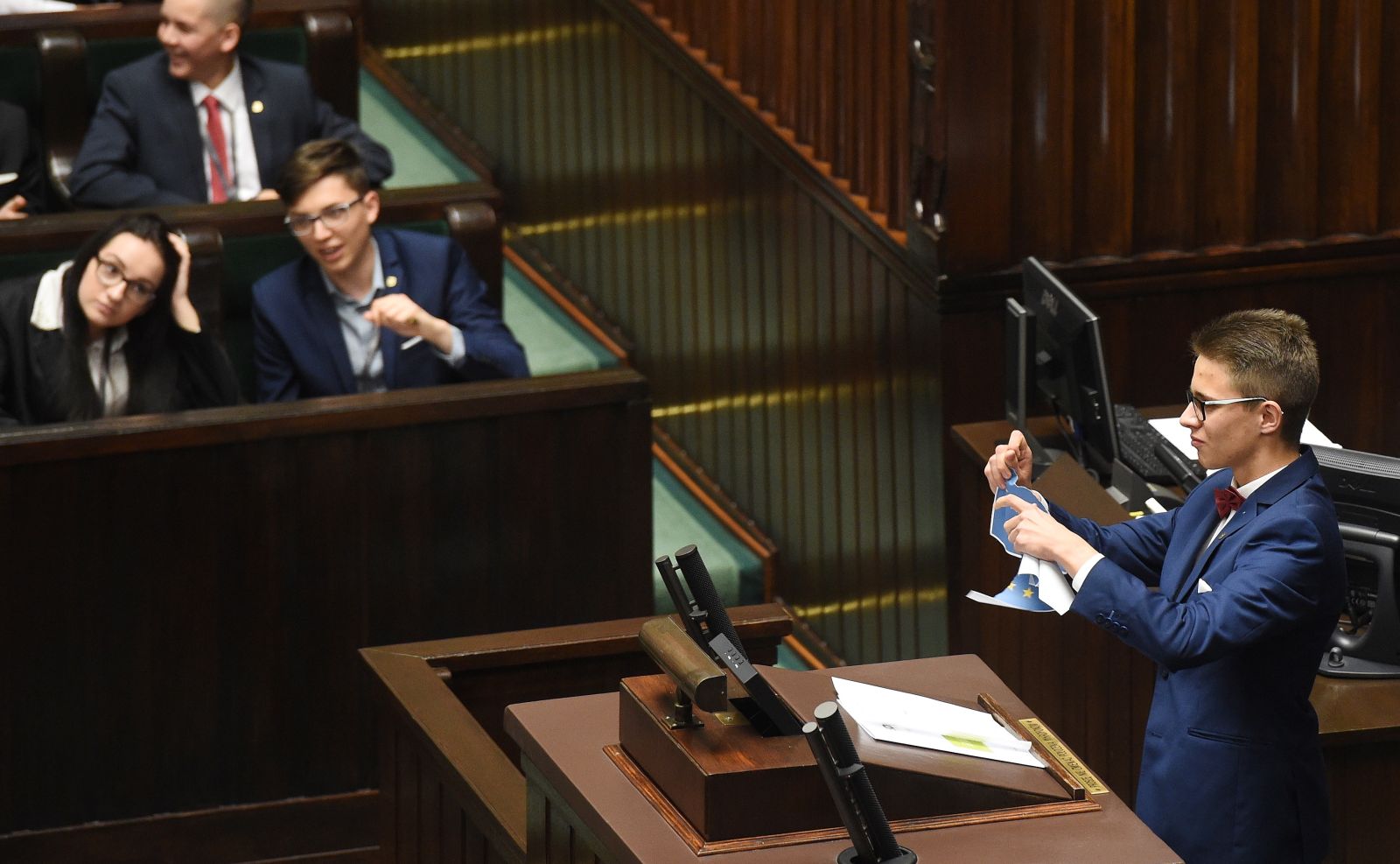 <em>- Jesteście w miejscu wyjątkowym dla kształtu polskiej przestrzeni publicznej. Sejm Rzec Sejm Dzieci i Młodzieży to projekt edukacyjny, który ma kształtować postawy obywatelskie, szerzyć wśród młodzieży wiedzę o zasadach funkcjonowania polskiego Sejmu i demokracji parlamentarnej. W tym roku trwa jego XXIII sesja pod hasłem przestrzeni publicznej jako miejsca wolnego od symboli propagujących systemy totalitarne.<br><br>zypospolitej Polskiej wpływa bowiem na to, co nas otacza, co do nas przemawia i co na nas, na każdego z nas, wpływa. Władza w wolnej Polsce należy do narodu, tak mówiliśmy już za czasów Konstytucji 3 Maja, którego jednym z obowiązków jest uwolnienie pamięci społecznej od wszelkich pozostałości totalitarnego zniewolenia</em> - powiedział marszałek Sejmu Marek Kuchciński, witając dziecięcych posłów.