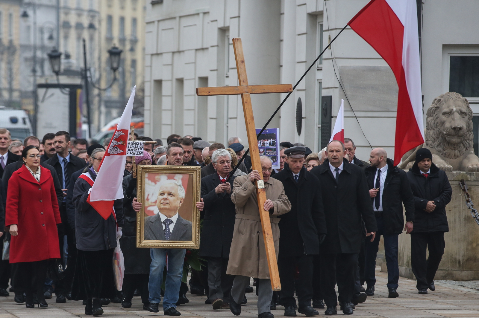 Uczestnicy miesięcznicy w drodze na uroczystości przed Pałacem Prezydenckim