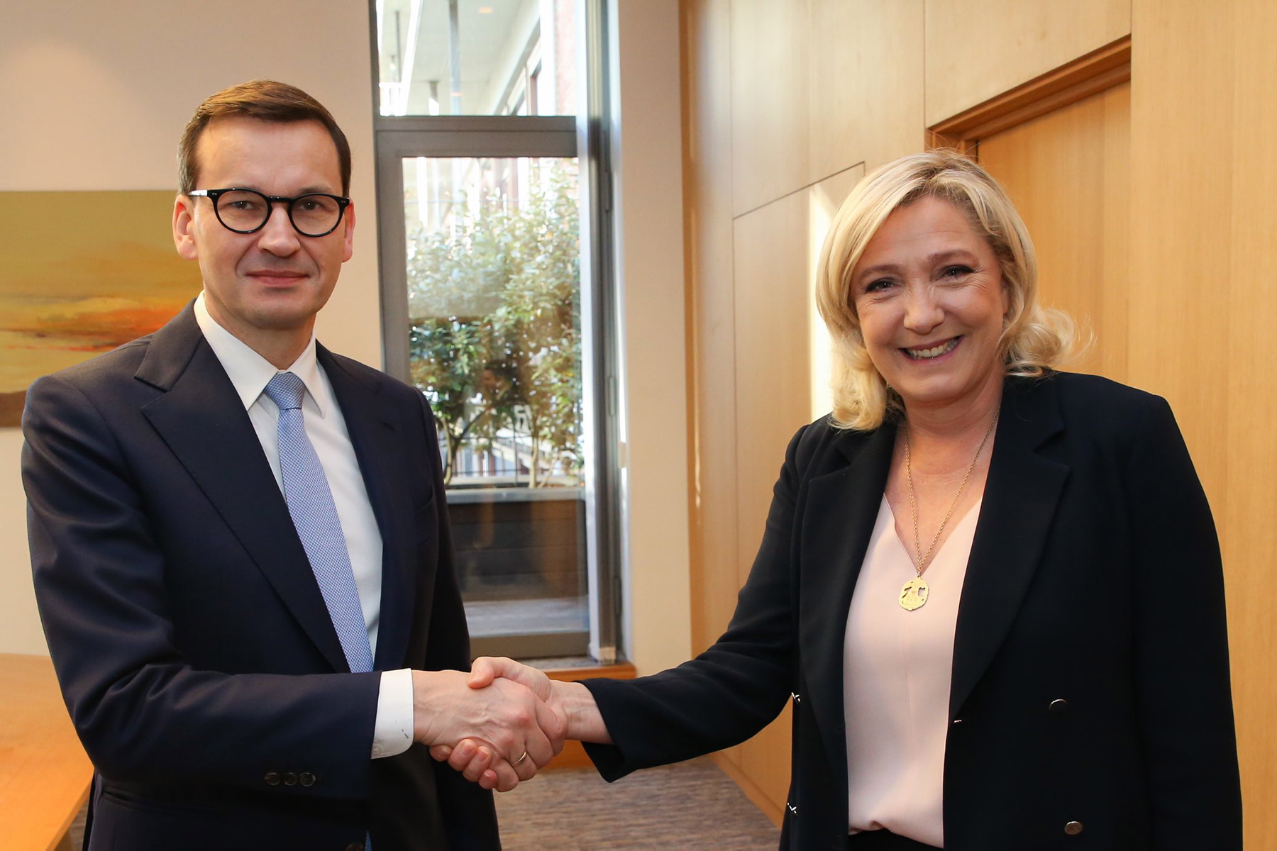 Spotkanie Mateusza Morawieckiego z liderką francuskiego Zjednoczenia Narodowego, Marine Le Pen, Bruksela, 22 października 2021 r.