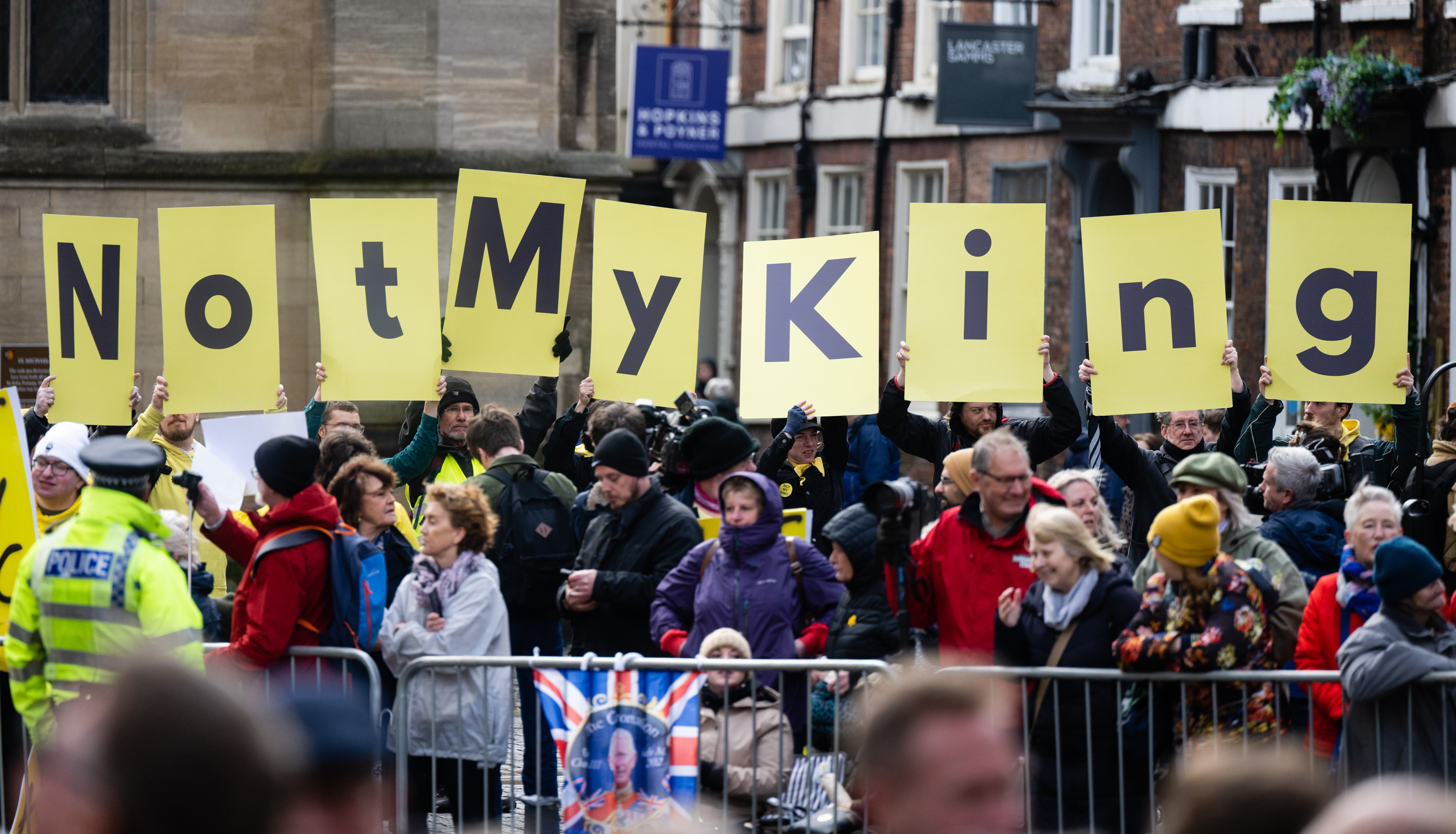 &quot;Nem az én királyom&quot; - keményen beleálltak a tüntetők III. Károlyba  a nagycsütörtöki istentiszteleten - galéria