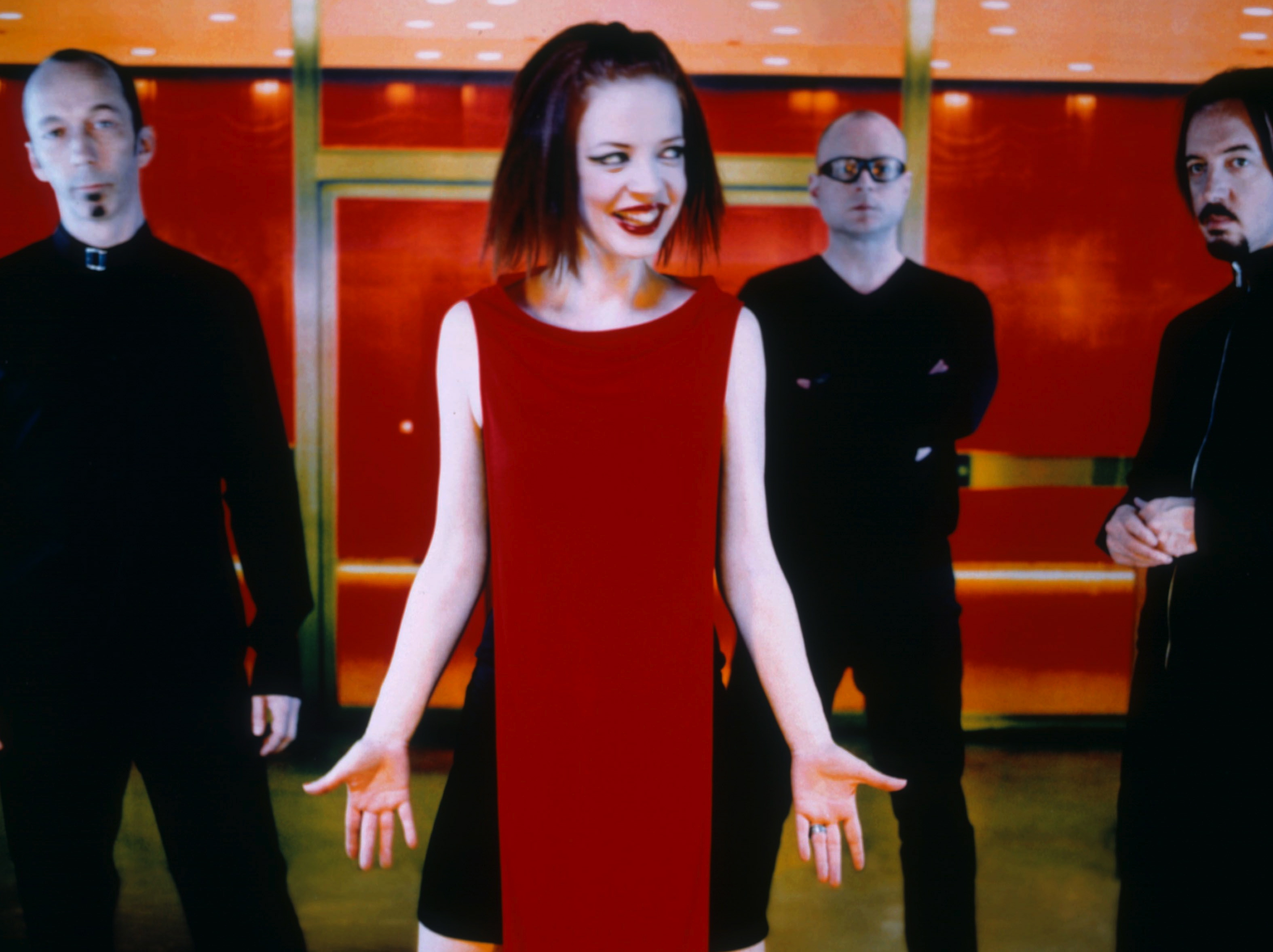 Zespół Garbage powstał w 1994 roku w Madison w stanie Wisconsin i bardzo szybko wyrósł na jedną z czołowych grup rockowych, w dużej mierze za sprawą charyzmatycznej wokalistki Shirley Manson. Na swoim koncie mają ponad 12 milionów sprzedanych płyt. Zadebiutowali w 1995 roku albumem
