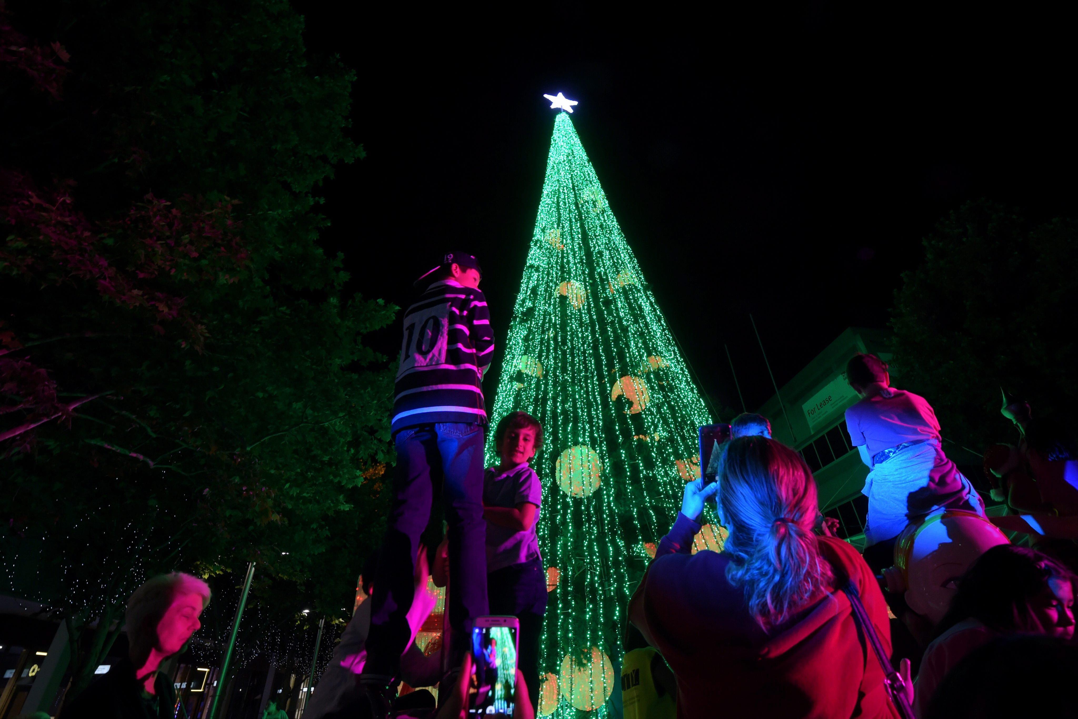 Australian breakS rocord for Christmas tree lights 