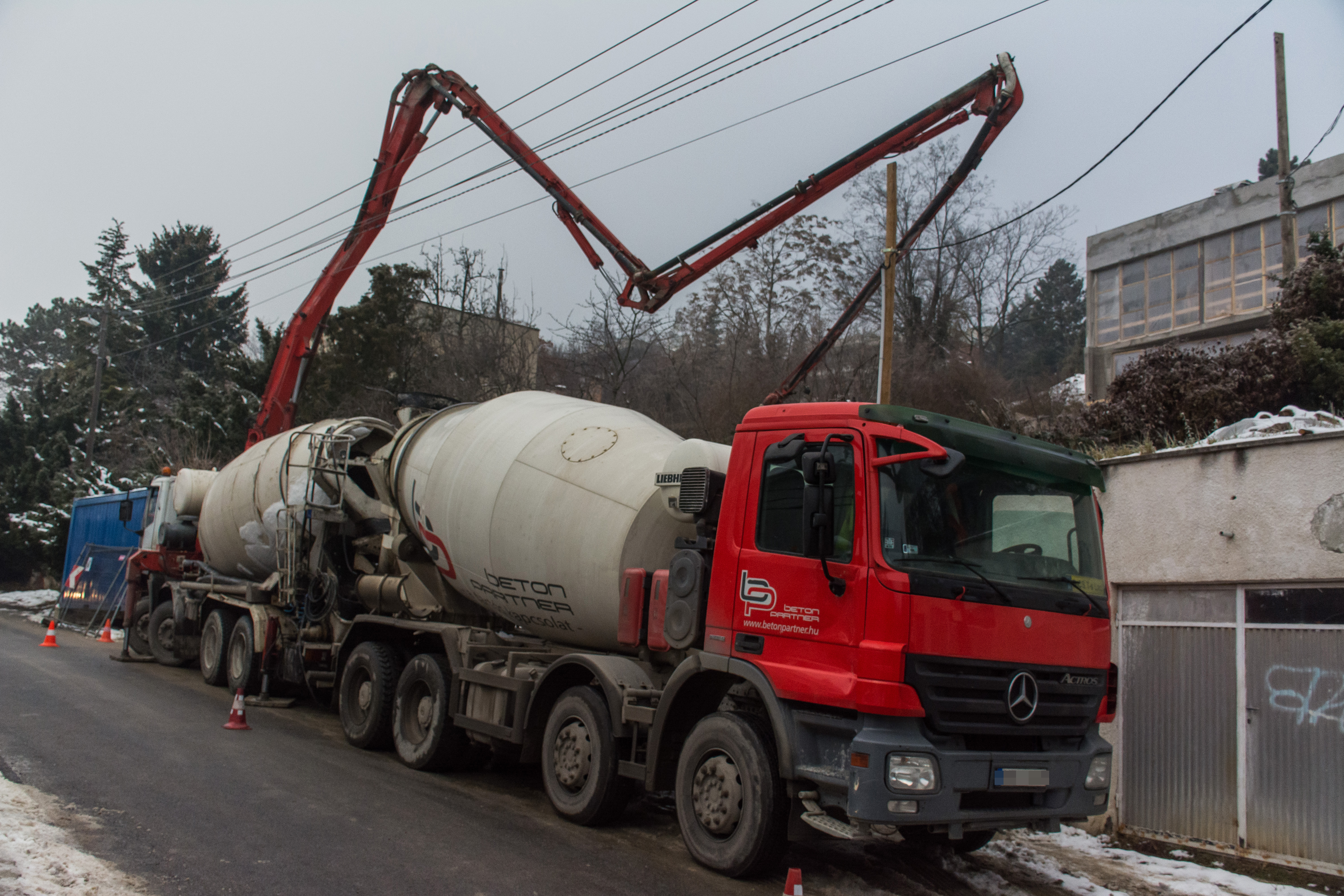 Elszúrták: beakadt a betonpumpa az áramvezetékekbe ma reggel Budán – fotók  - Blikk
