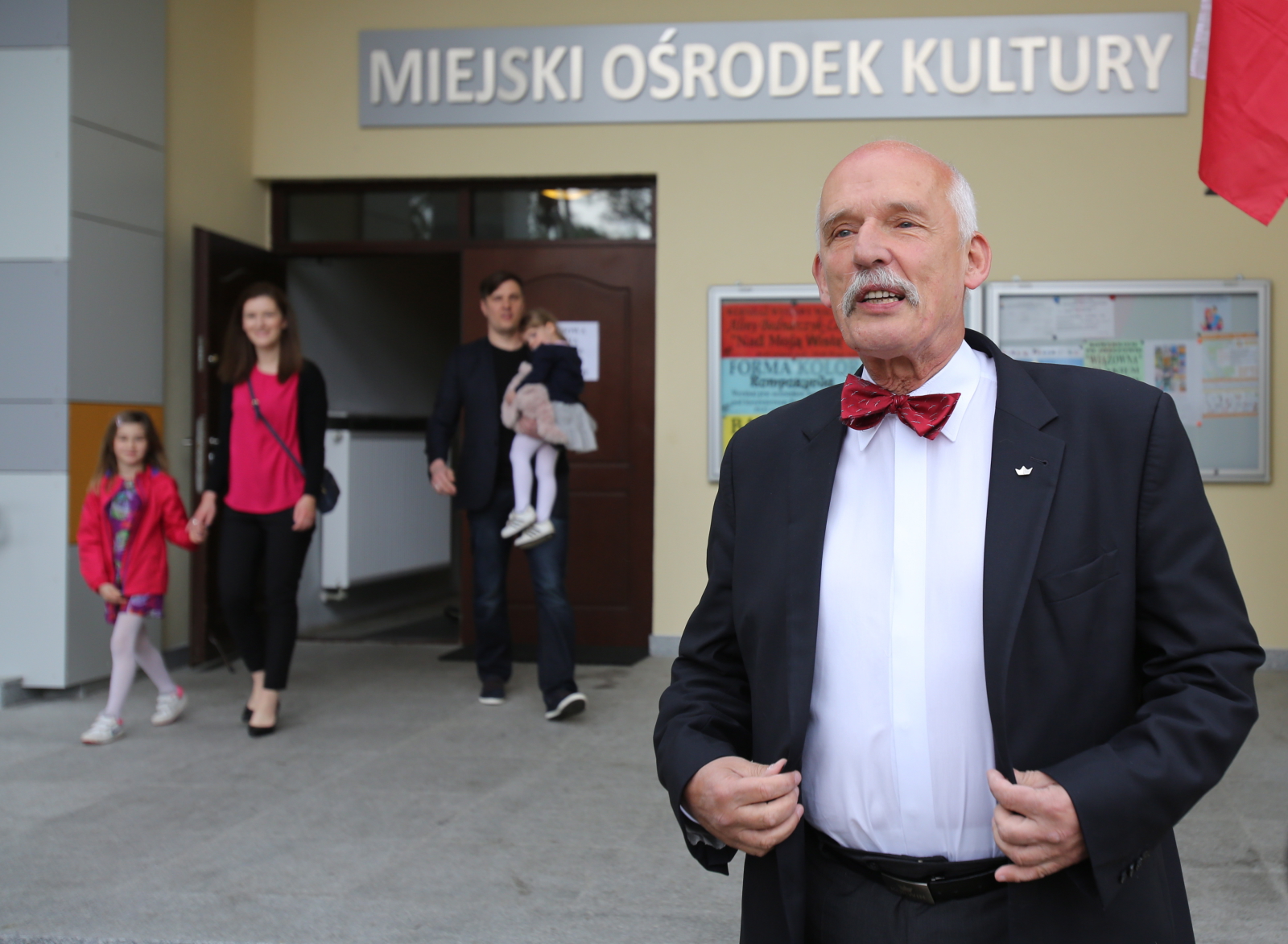 Kandydat ugrupowania KORWiN - Janusz Korwin-Mikke przed lokalem wyborczym w Józefowie pod Warszawą
