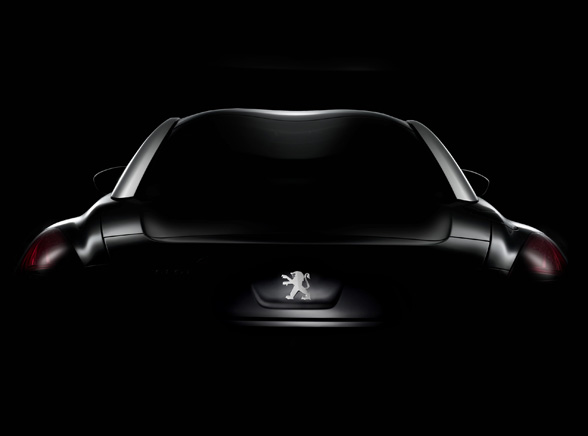 Oto Peugeot RCZ wyjeżdża z mroku