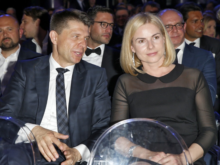 Mimo skromnej stylizacji pani poseł i tak przyciągała uwagę, ponieważ miała nową fryzurę...