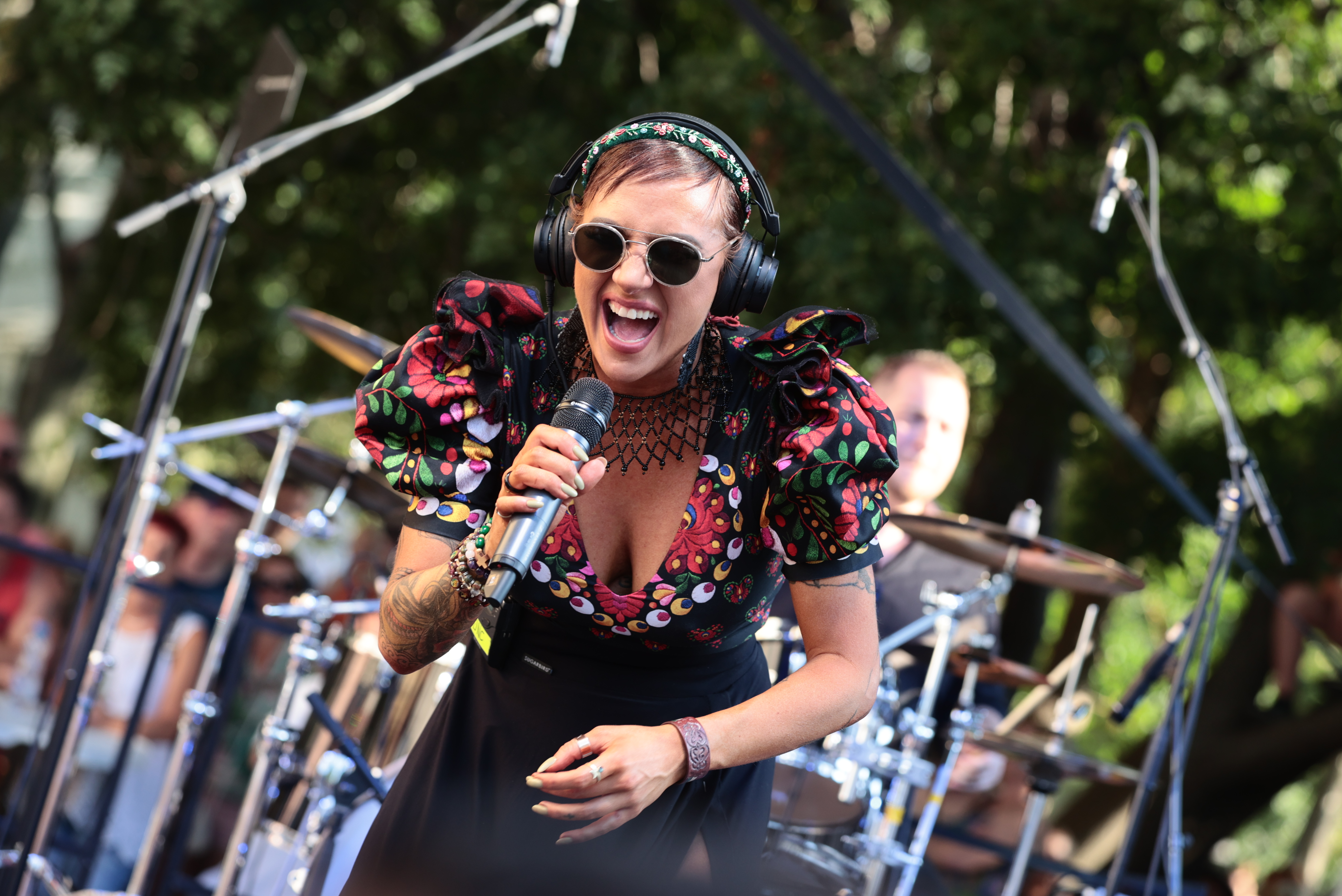 „A varjakat pedig majd jól lenézzük itt a fiúkkal” – Tóth Gabi a Fricska mellett szólt be a rosszakaróiknak a mai koncertjén – fotók