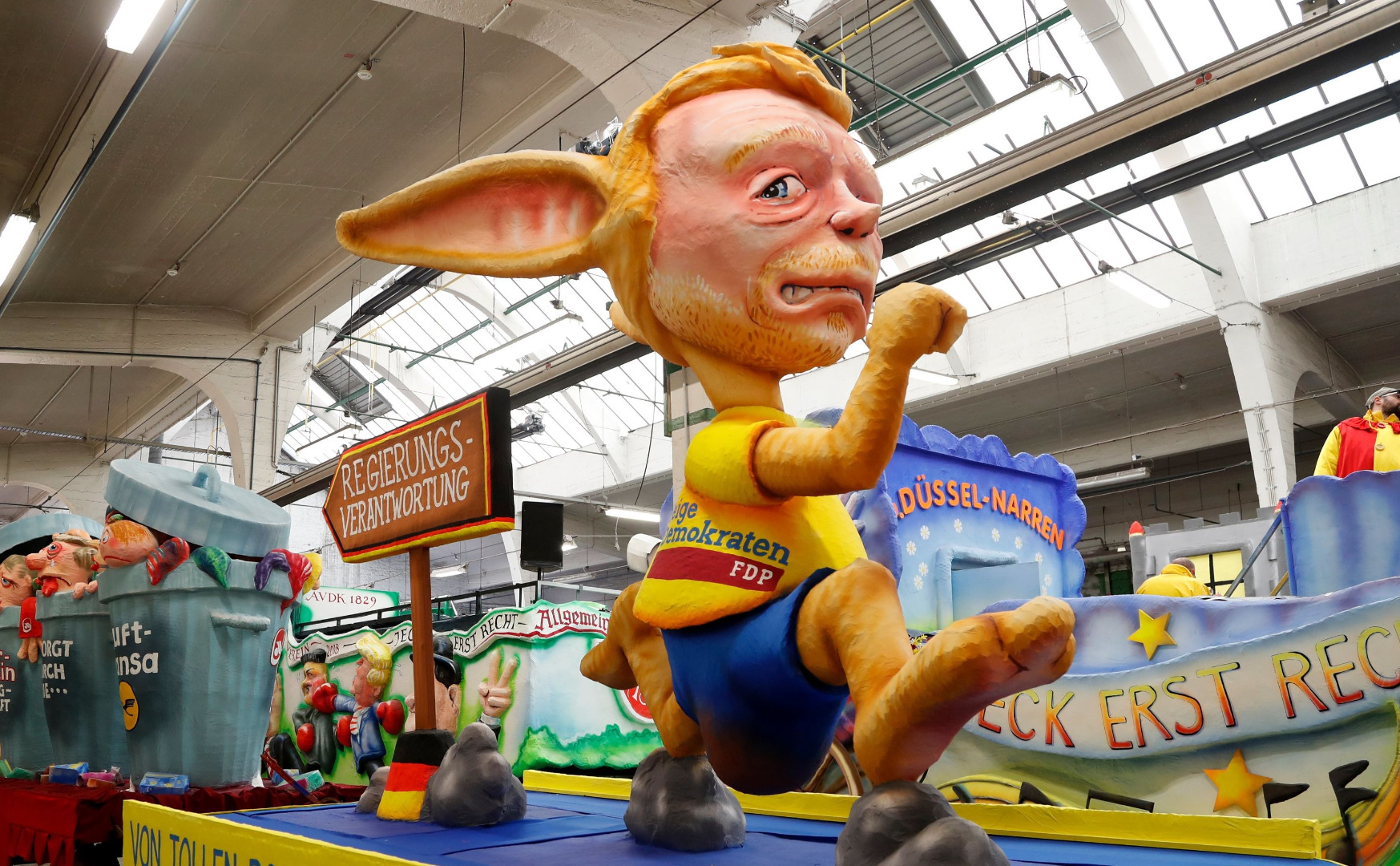 Parada odbywa się na zakończenie karnawału. W ubiegłym roku szef PiS podobnie jak Donald Trump, Victor Orban, Wladimir Putin i Recep Erdogan, został przedstawiony jako robak, jedzący liść z napisem