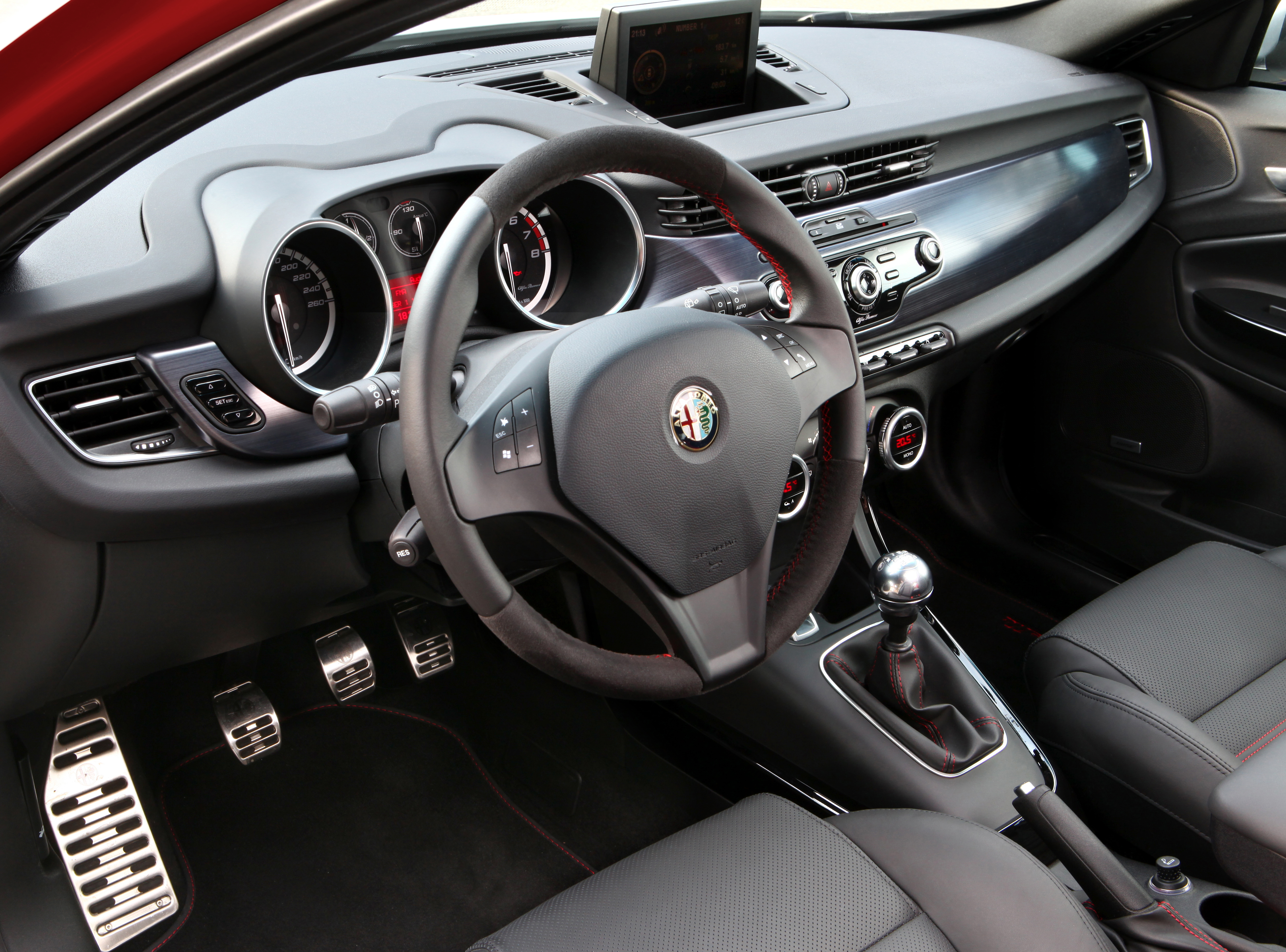 Alfa Romeo Giulietta 1750 TBI/235 KM w wersji Quadrifoglio Verde, czyli Monica Bellucci na torze